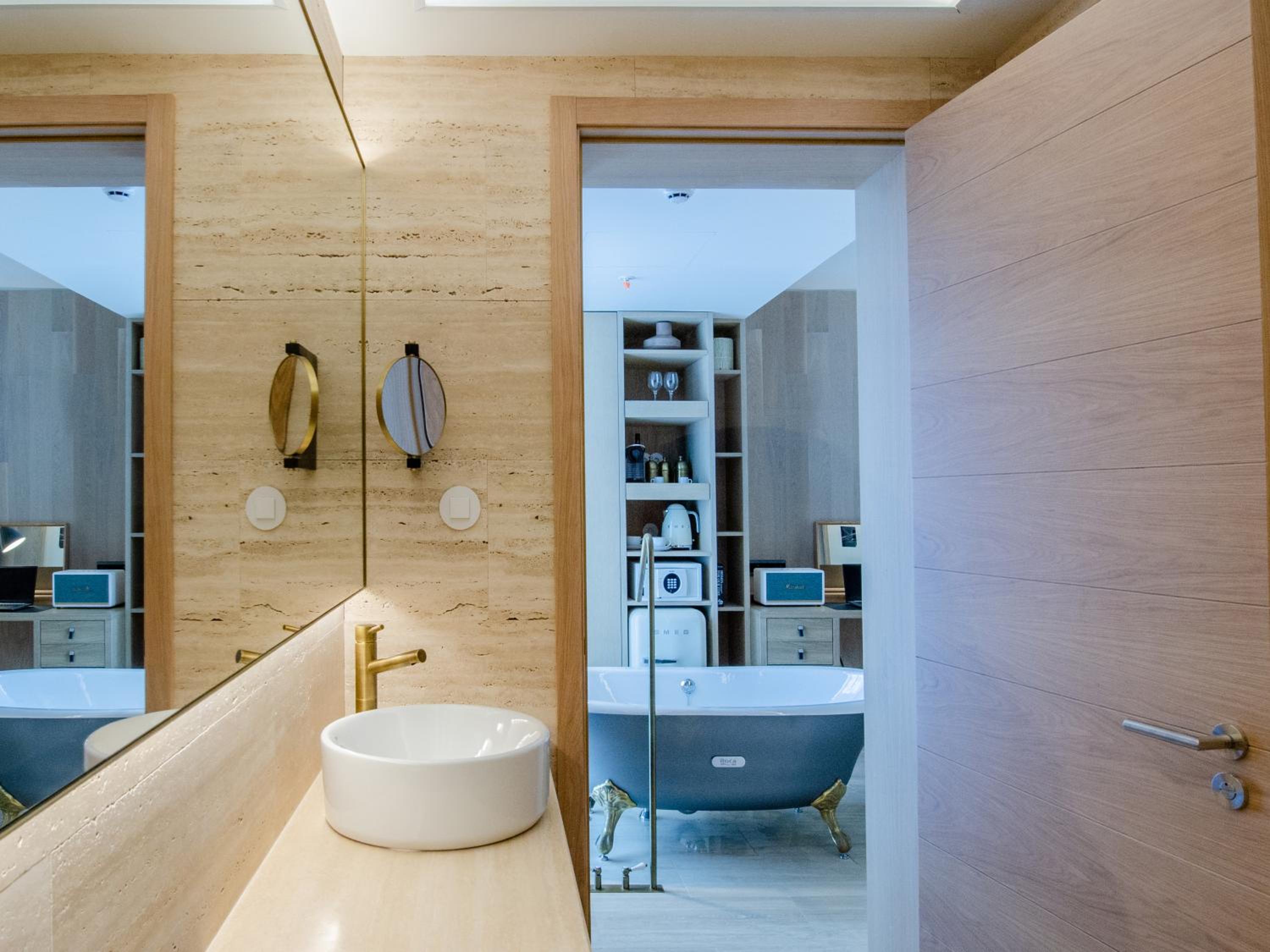 Contemporary Junior Suite - Photo 26