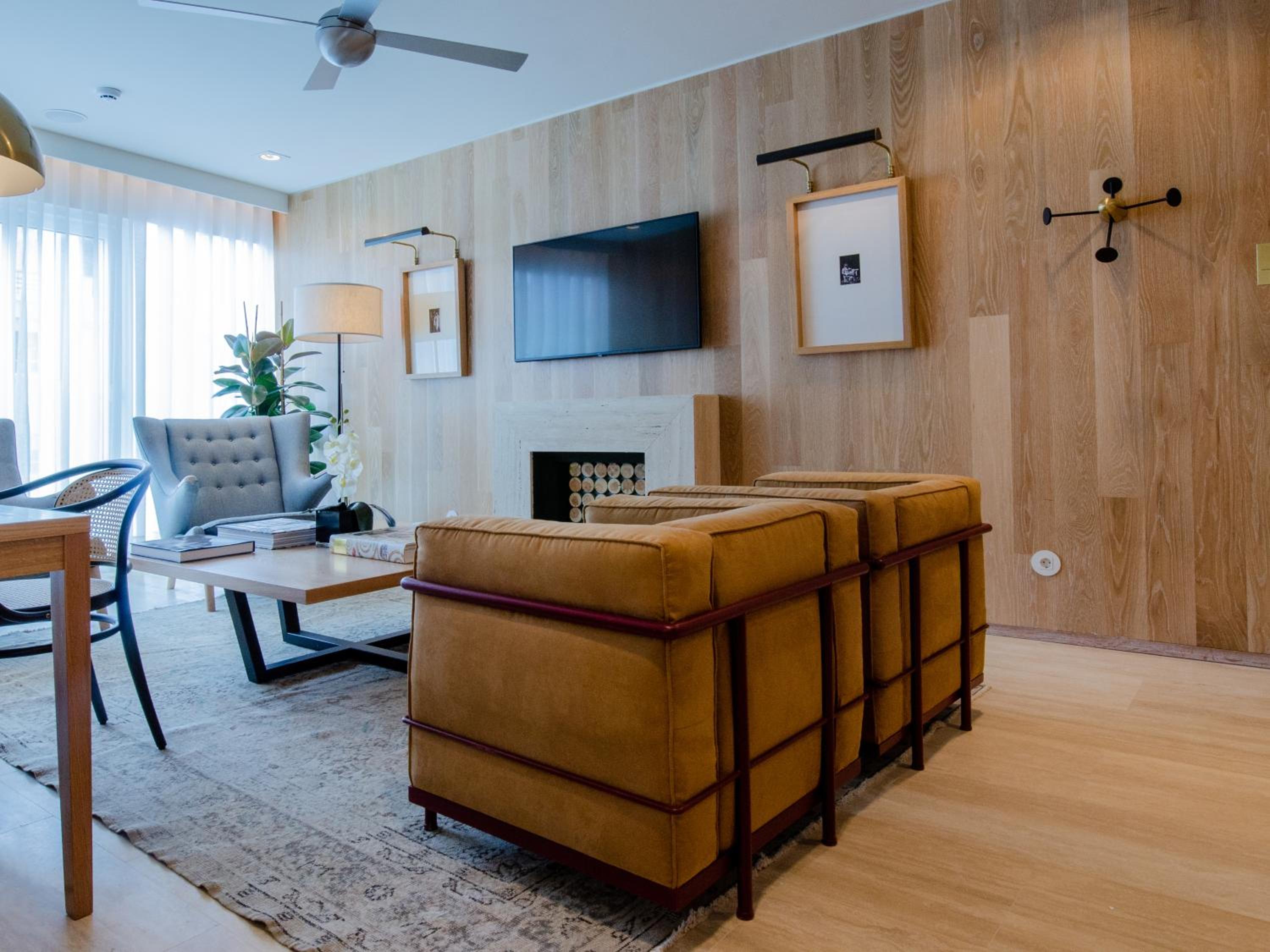 Contemporary Master Suite - Photo 2