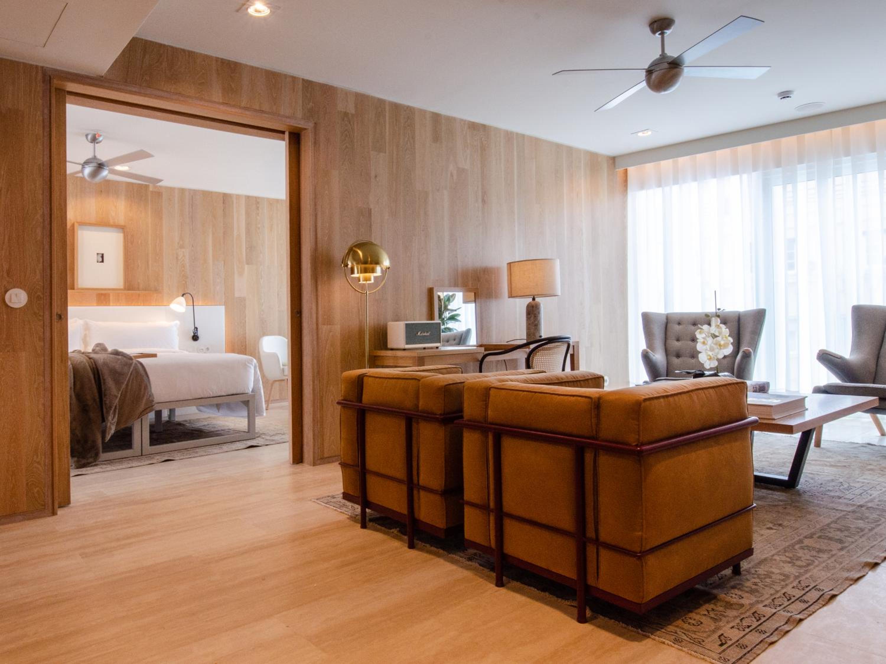 Contemporary Master Suite - Photo 1