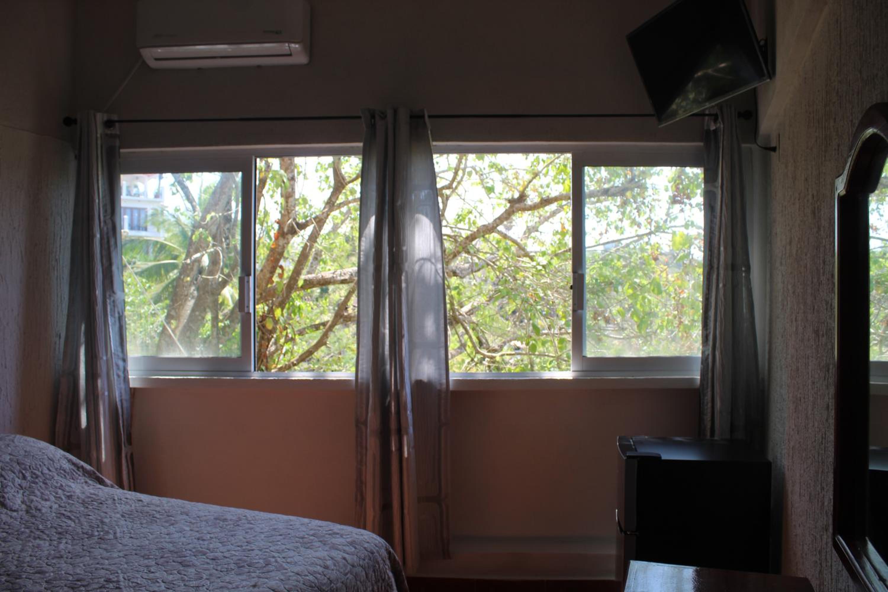 Queen Suite - Photo 4
