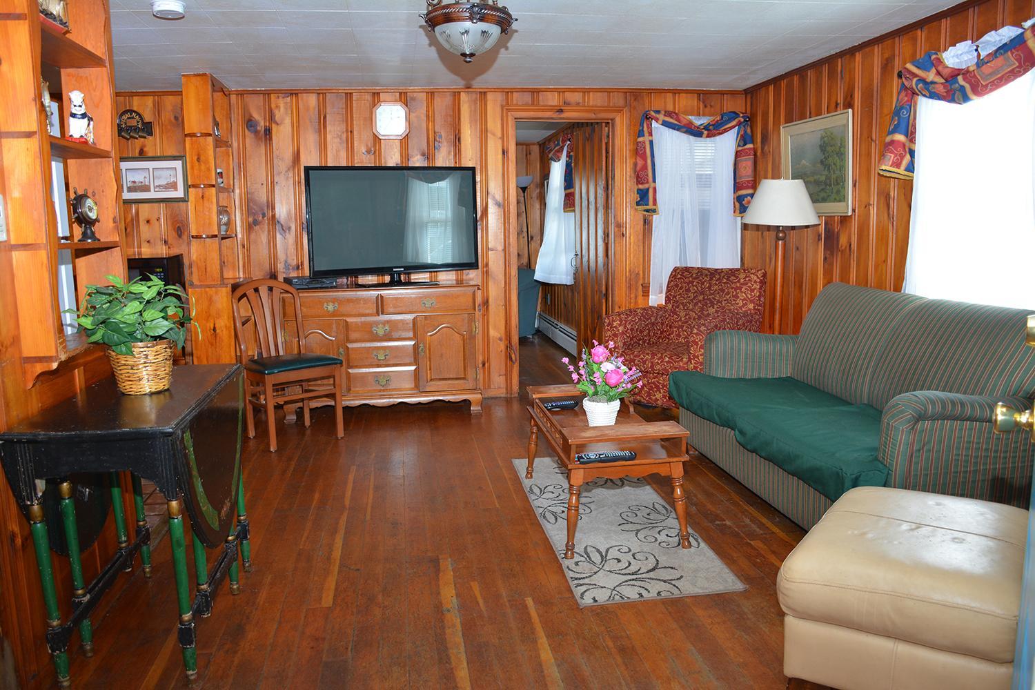 Deluxe Two-Bedroom Cottage - Little Miss Cottages Main Site Cottage #9 photo 3