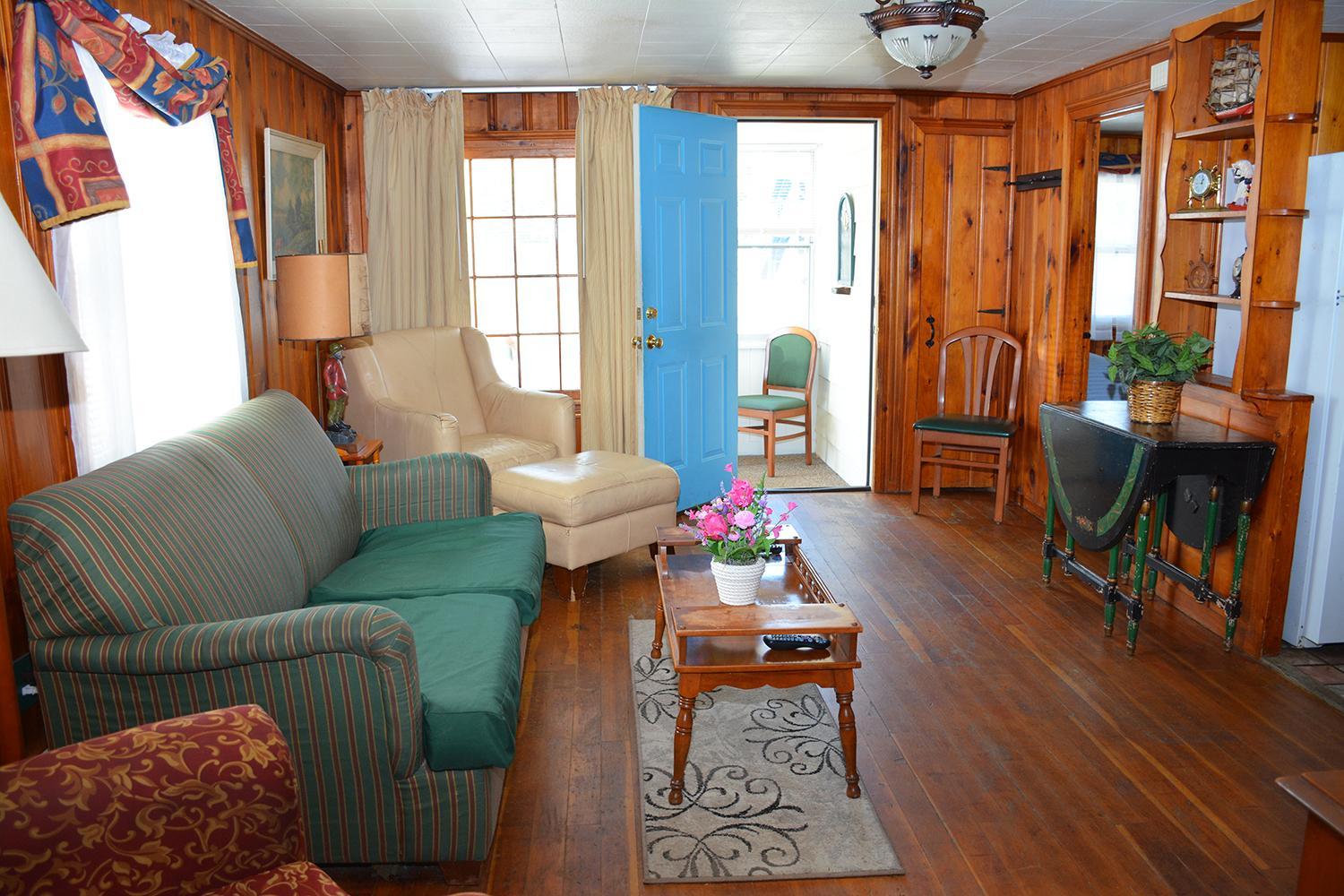 Deluxe Two-Bedroom Cottage - Little Miss Cottages Main Site Cottage #9 photo 1