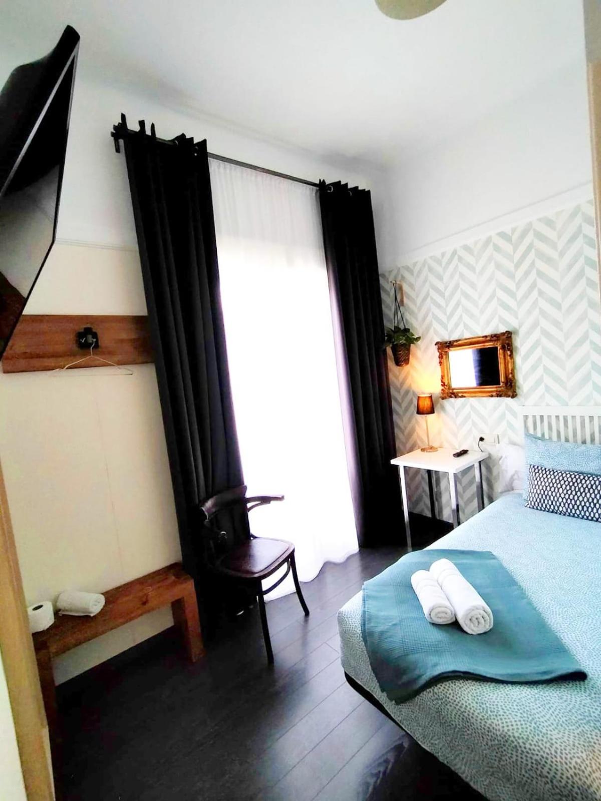 Habitación sencilla con vista a la ciudad