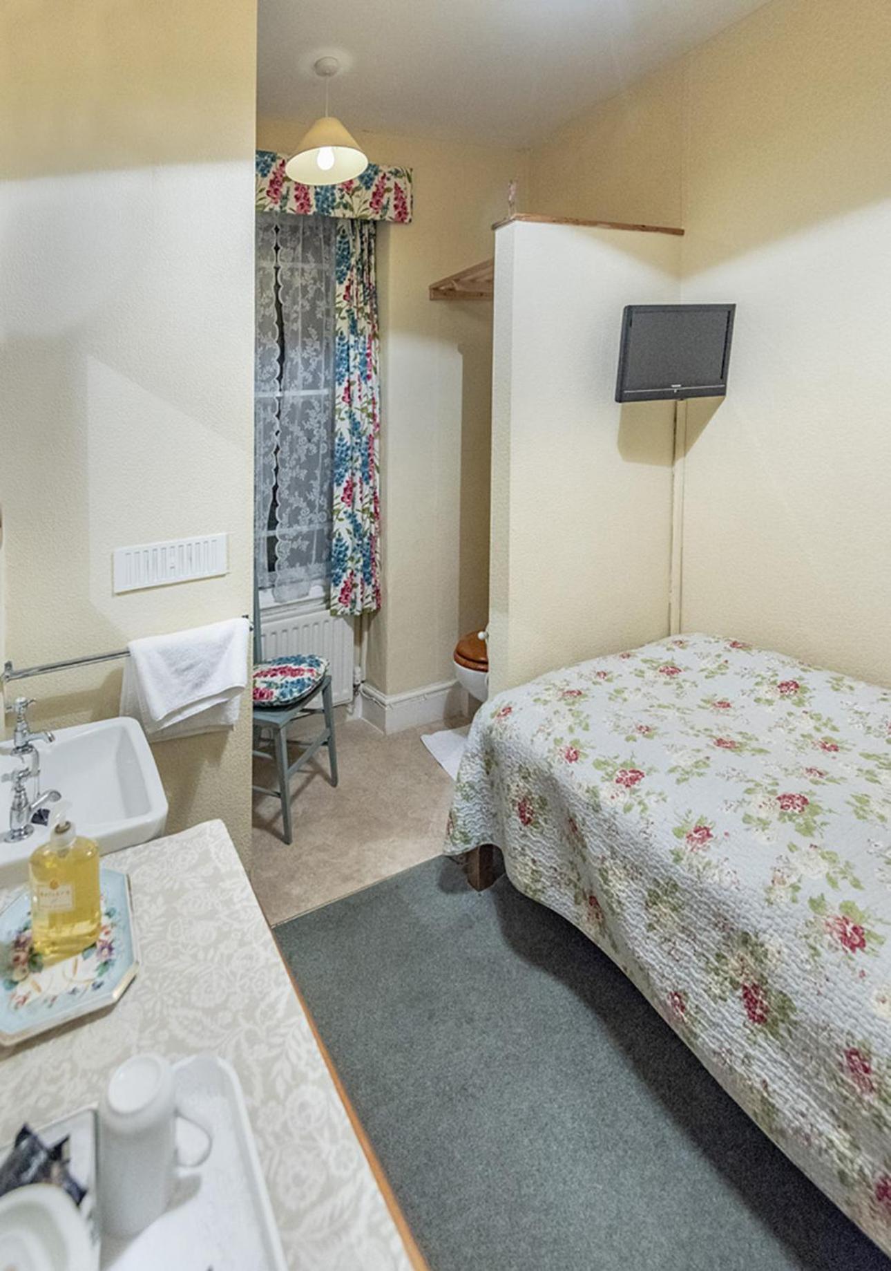 Standard Single Room with Shower photo 3