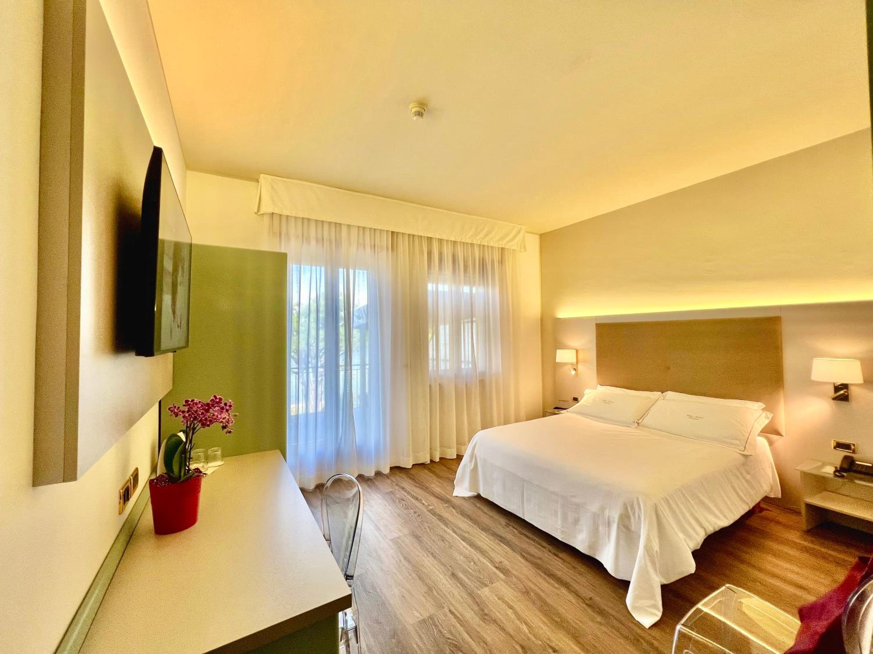 Deluxe Double Room with Balcony photo 1