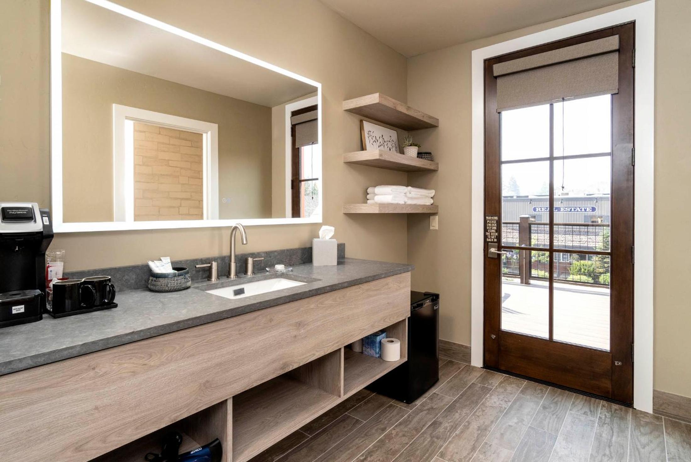 King Room with Balcony photo 2