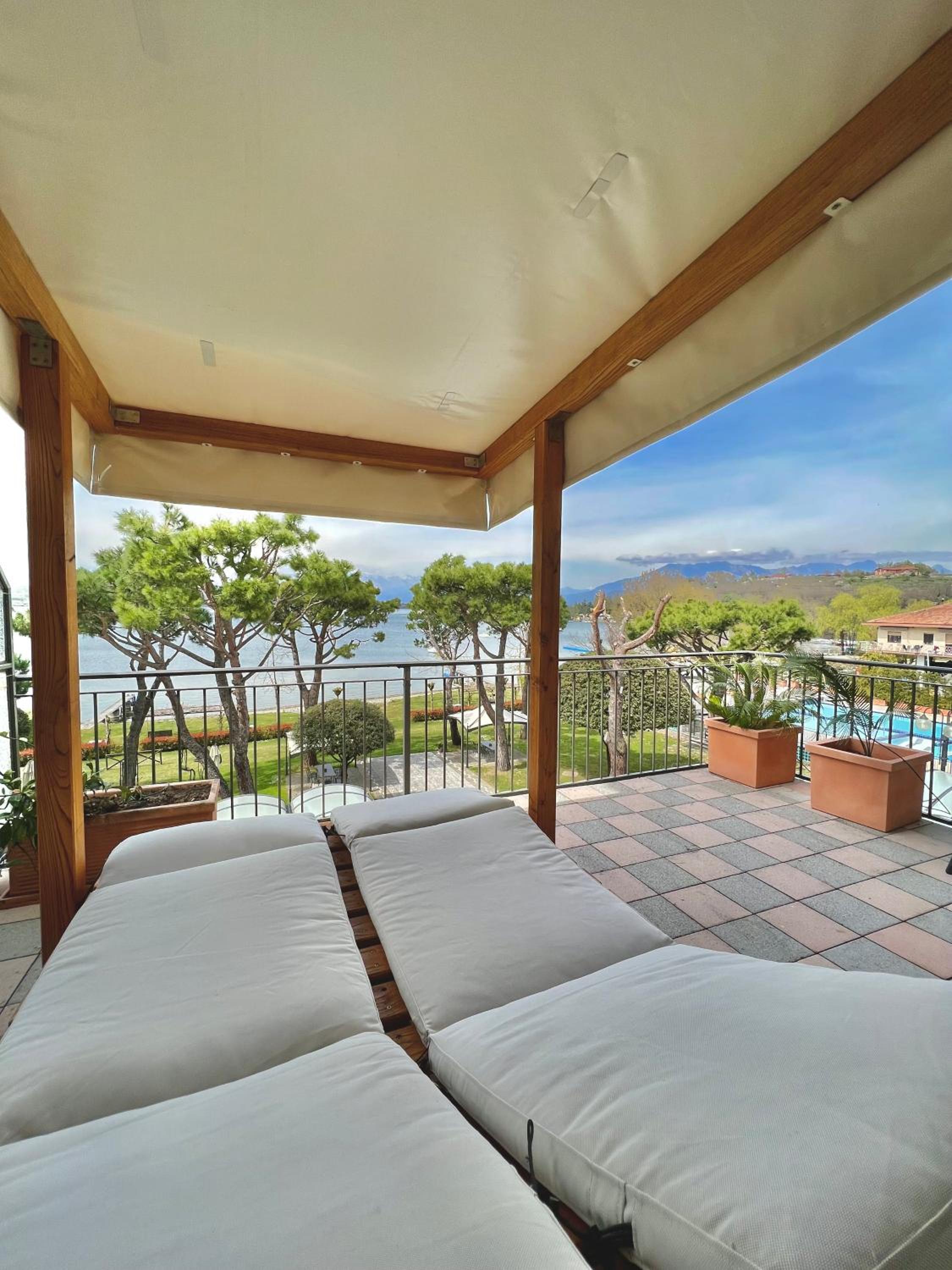 Deluxe Double Room with Balcony photo 3