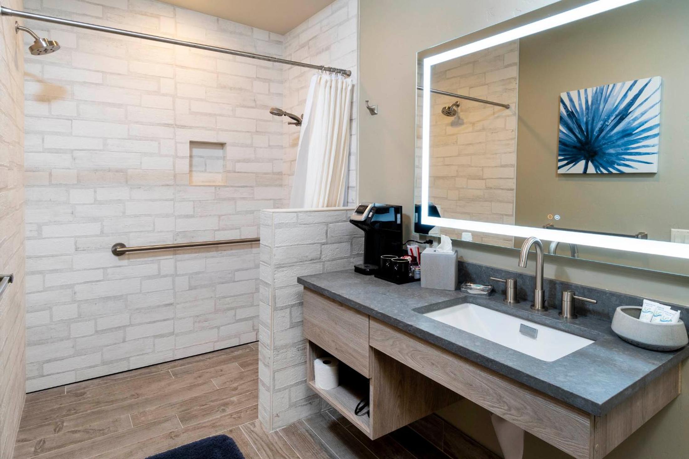 King Room - Disability Access photo 2