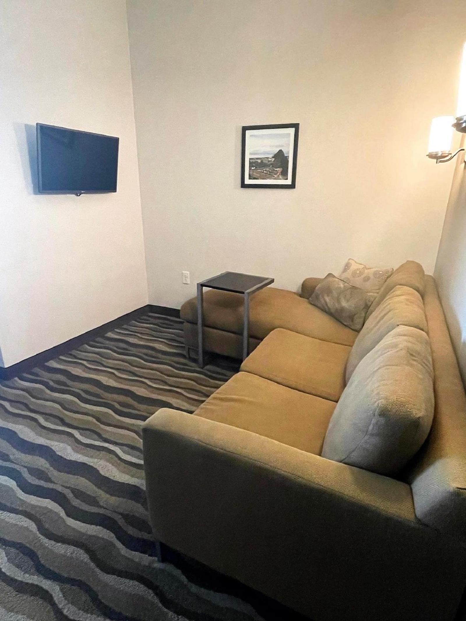 Deluxe King Suite - Non-Smoking photo 3