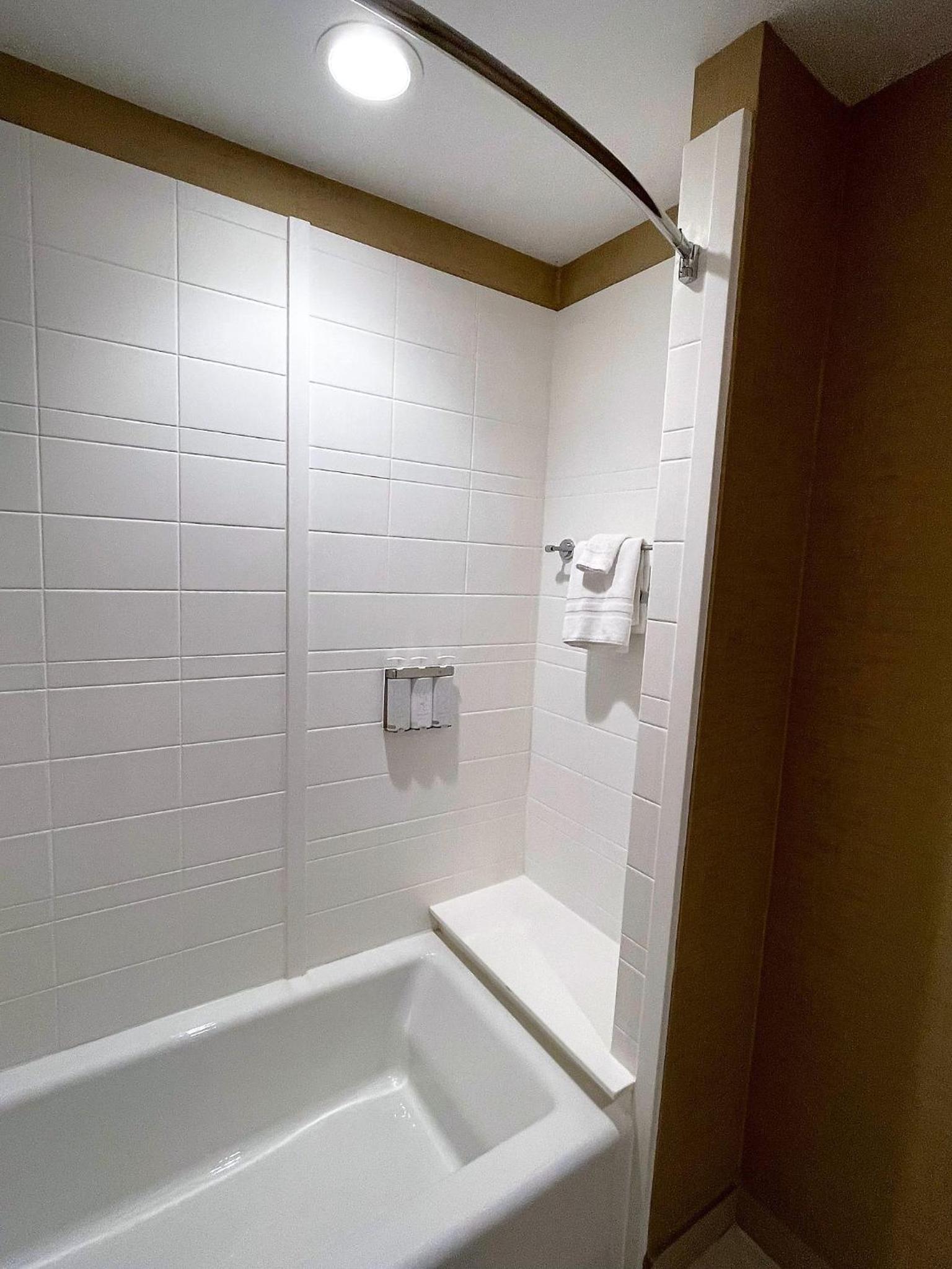 1 King Bed, Mobility/Hearing Accessible Suite, Bathtub w/ Grab Bars, Non-Smoking photo 3