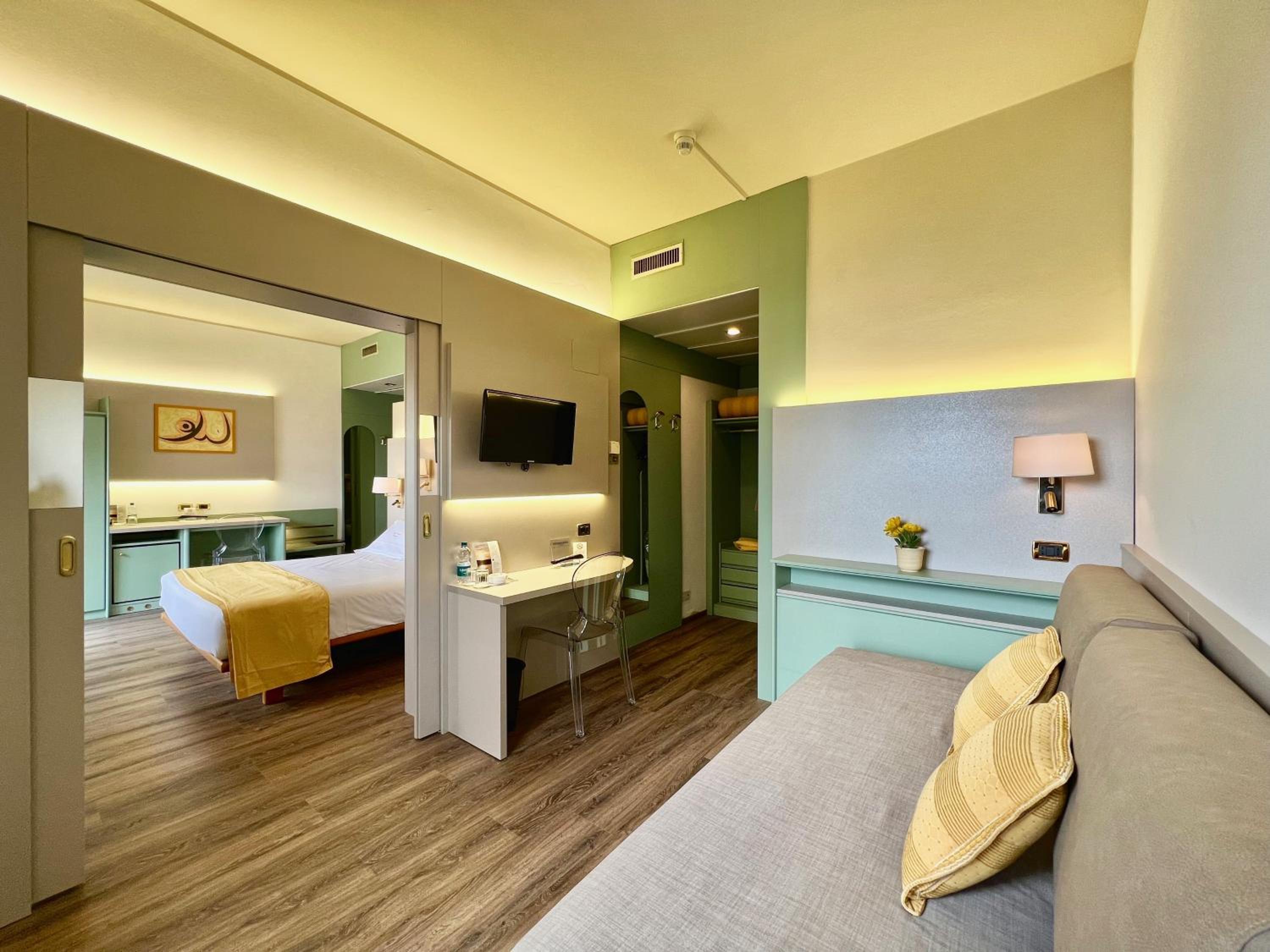 Deluxe Suite with Spa Bath photo 1