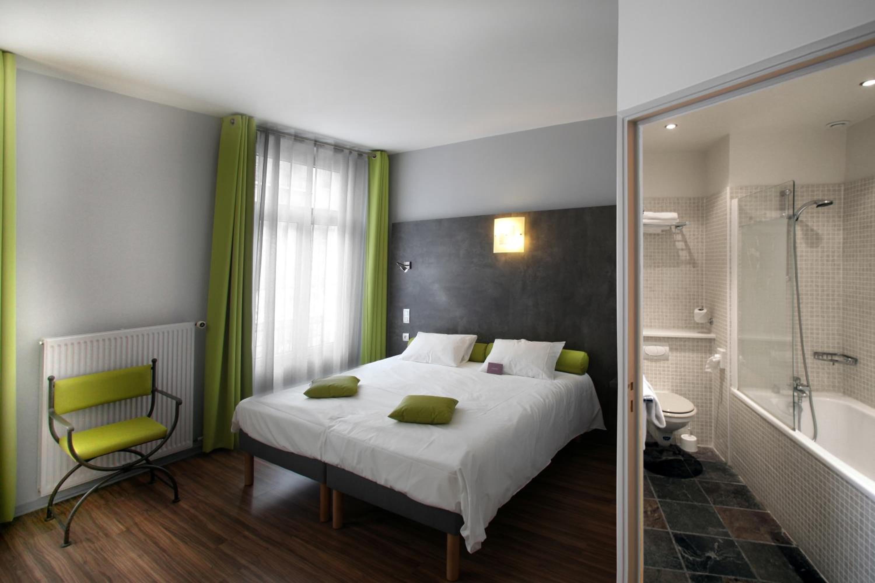 Street Side Superior Room with Double Bed and Twin Beds - Photo 1