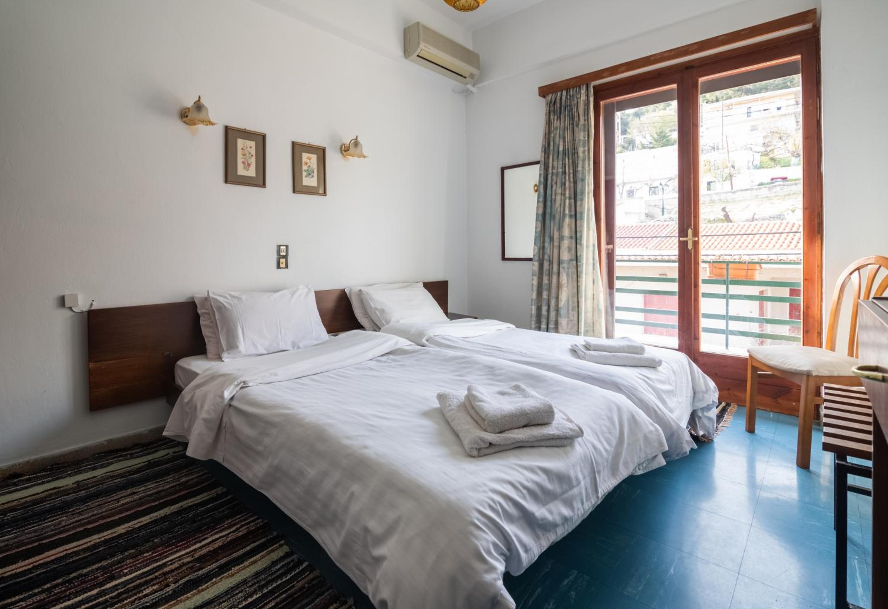 Double or Twin Room with Mountain View - Photo 4