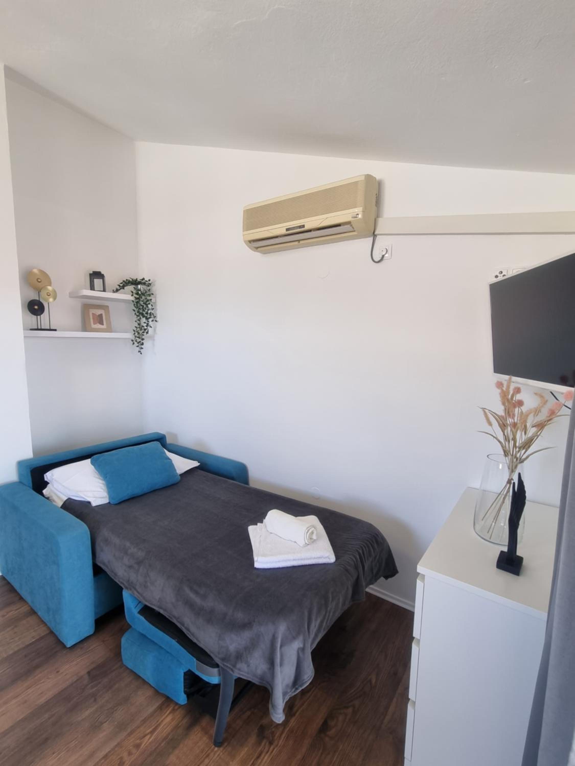 One-Bedroom Apartment photo 2