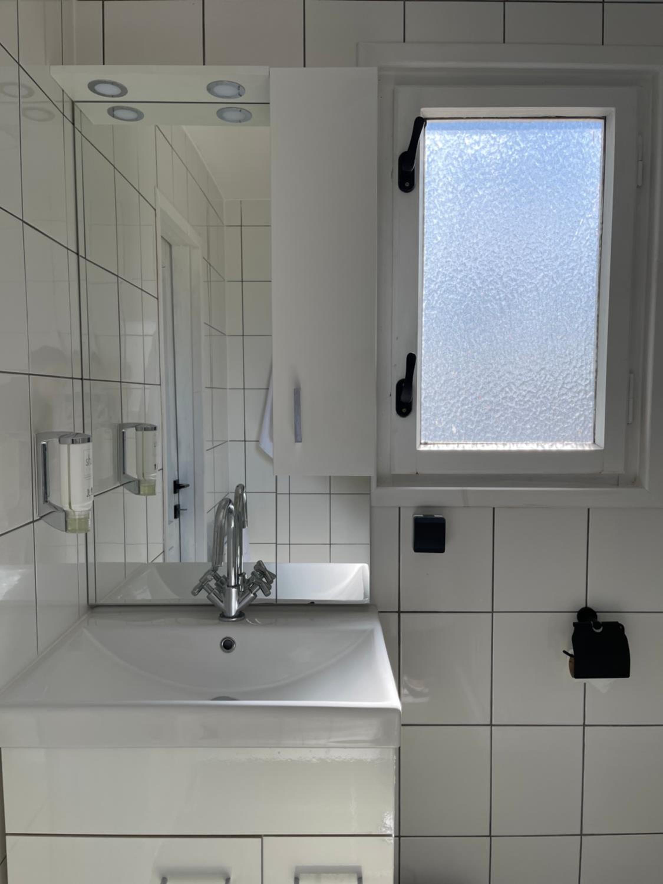 One-Bedroom Bungalow - Photo 2