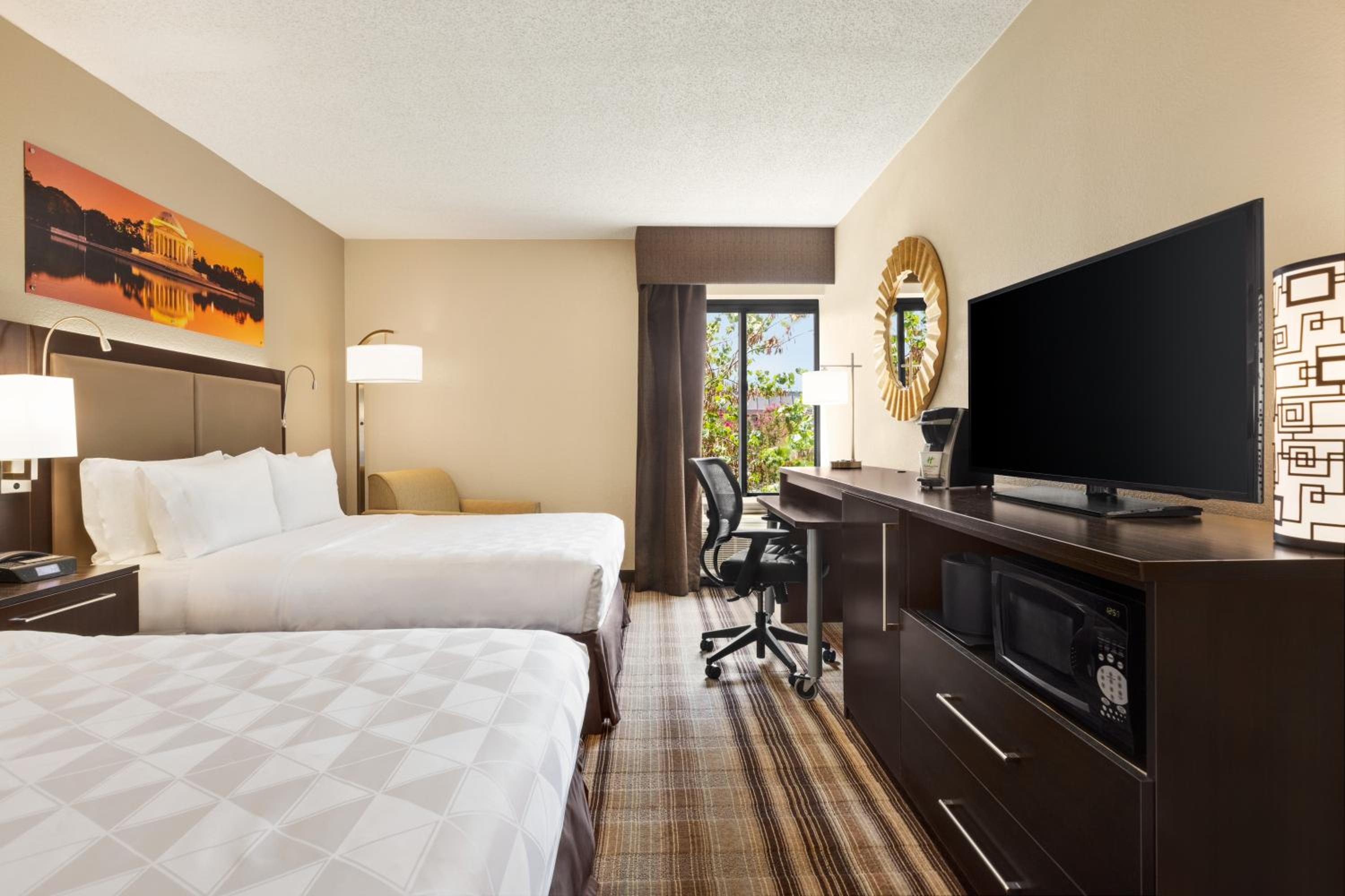 Standard Room with Two Queen Beds - Photo 4