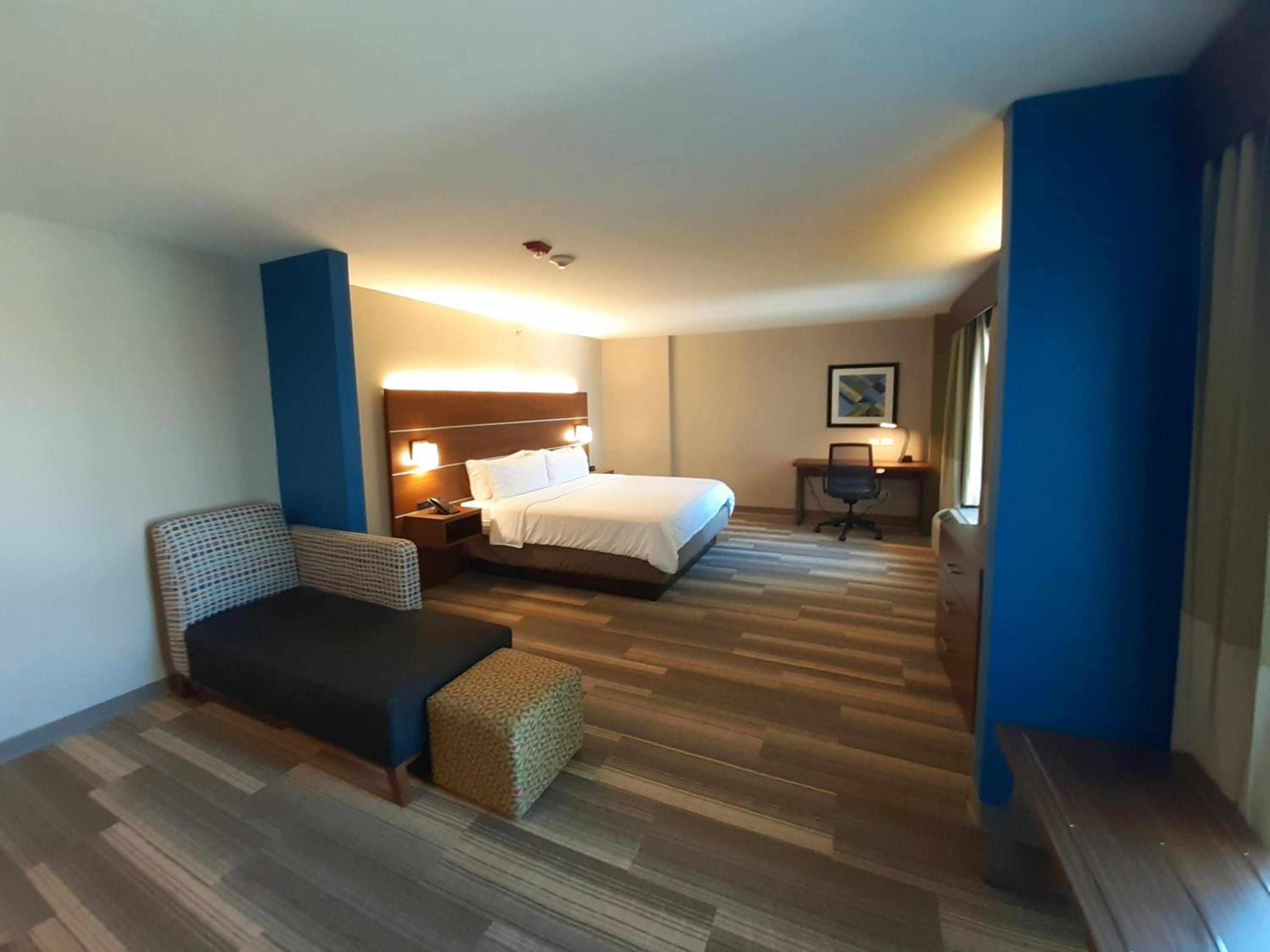 King Suite - Hearing Accessible/Non-Smoking photo 2
