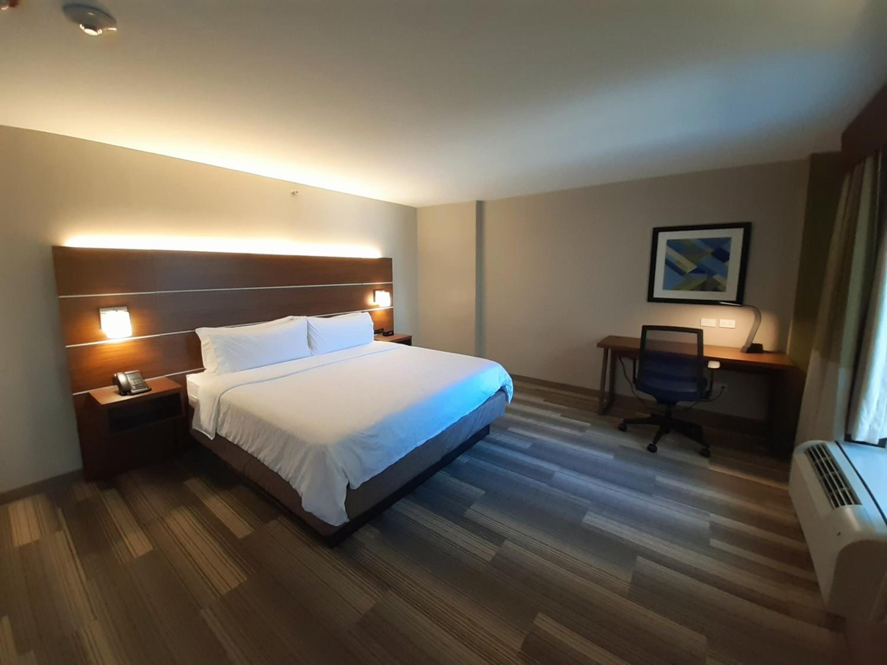 King Suite - Hearing Accessible/Non-Smoking photo 3