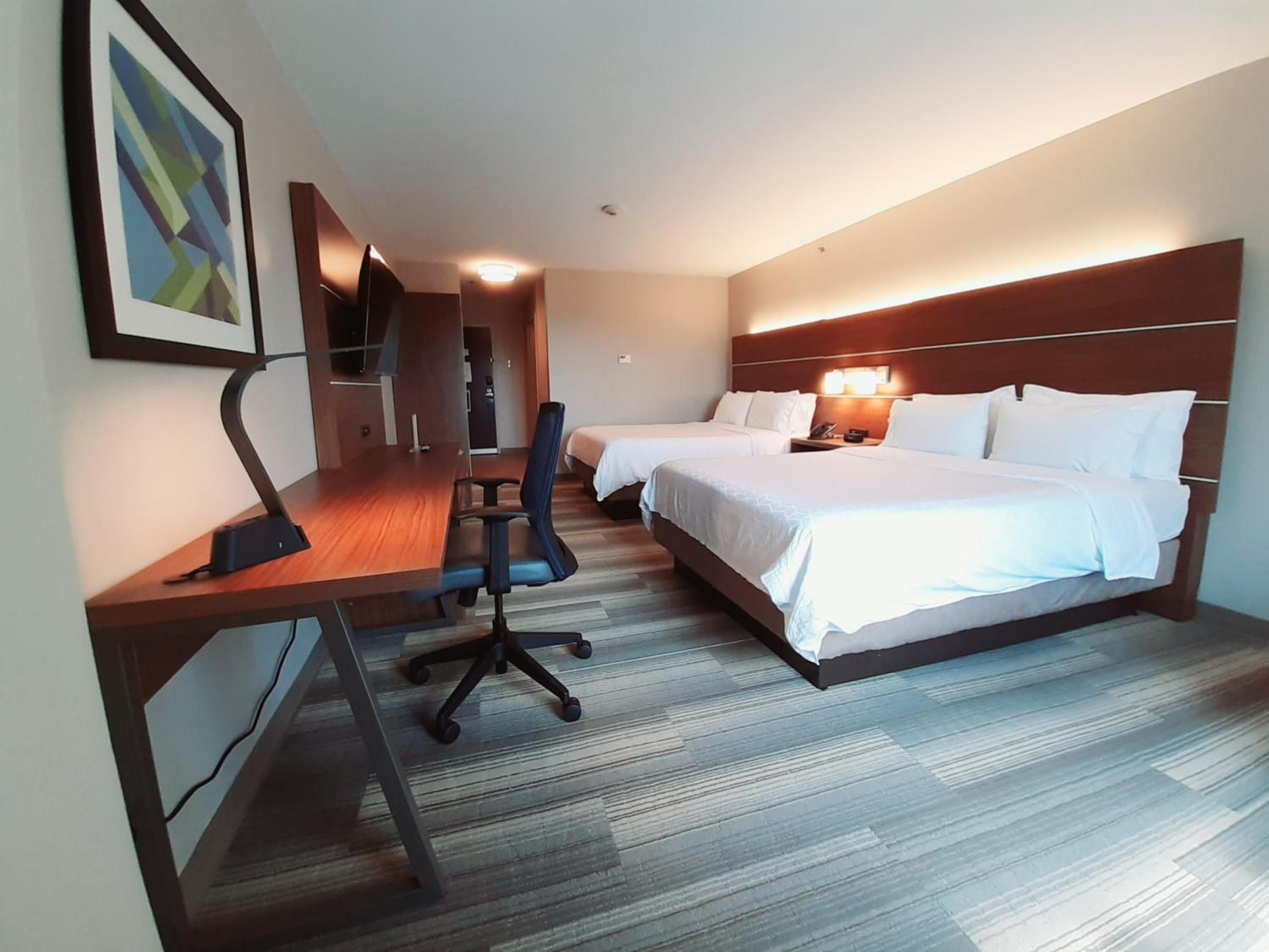 Standard Room with Two Queen Beds - Photo 2