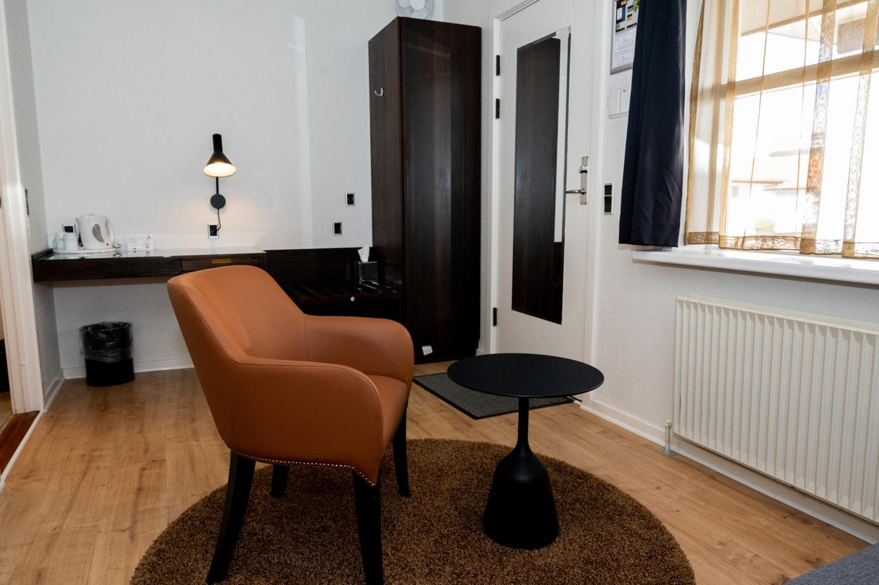 Standard Double Room thumbnail 5