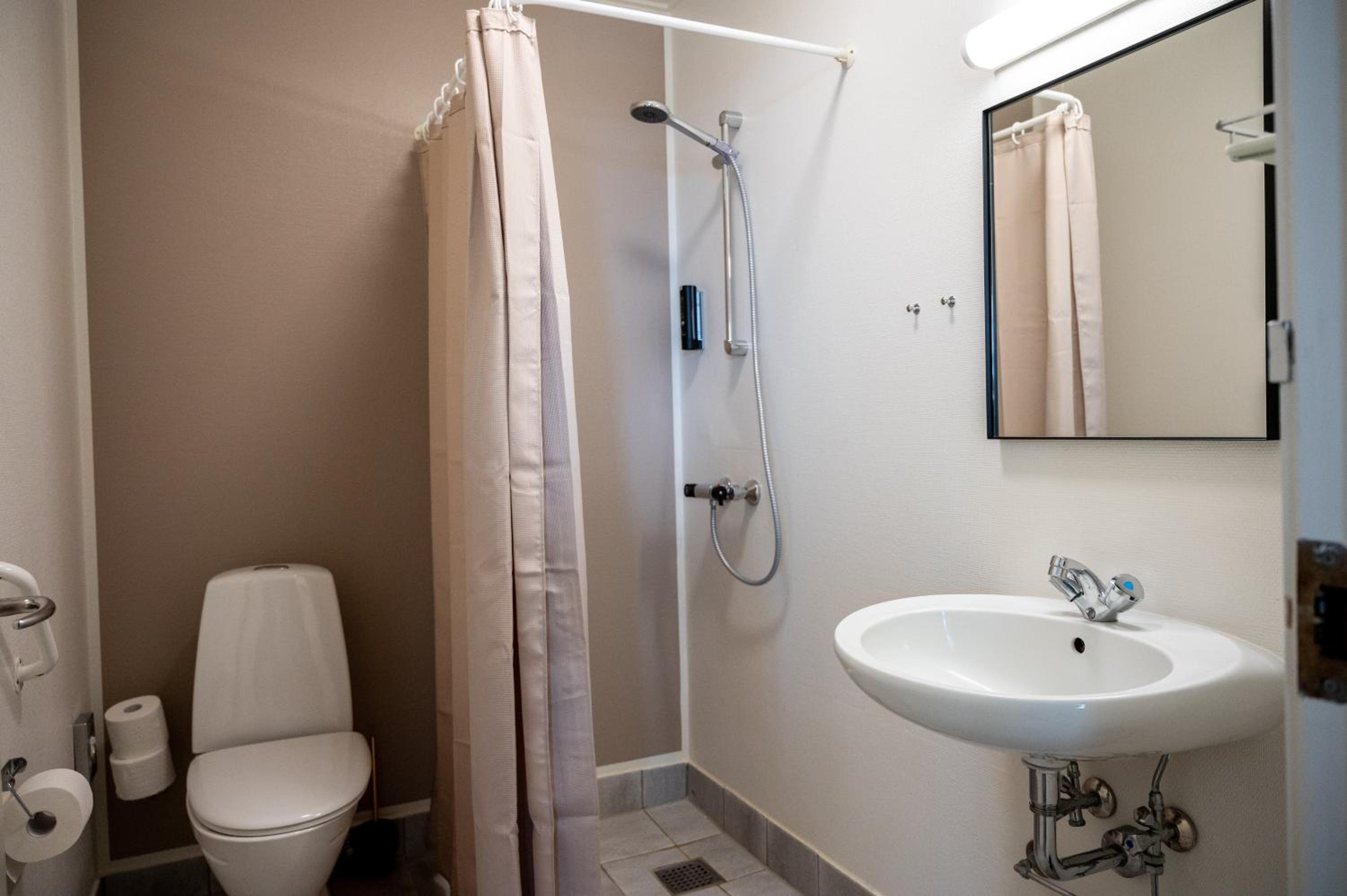 Standard Double Room thumbnail 6