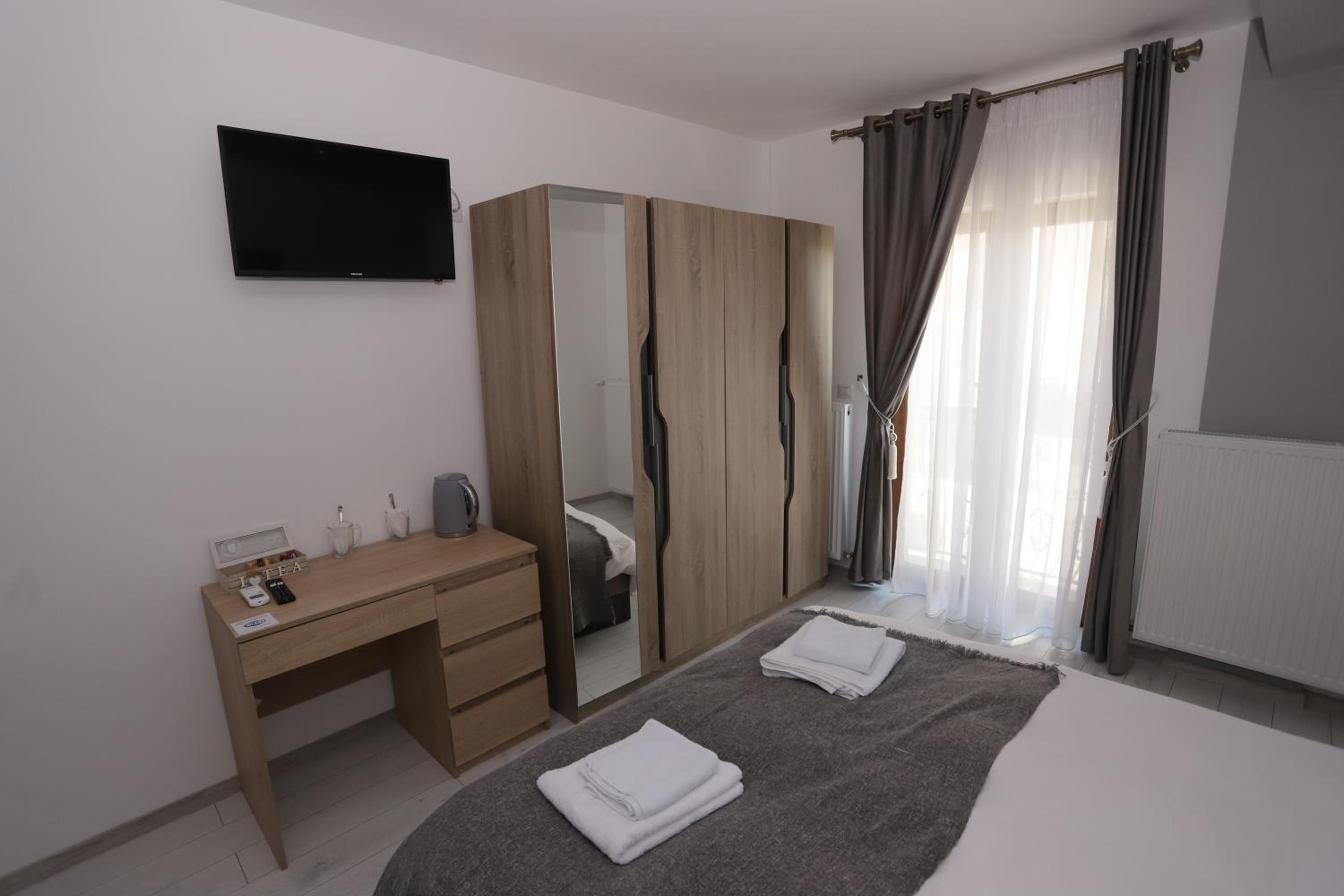 Deluxe Double Room with Shower photo 3