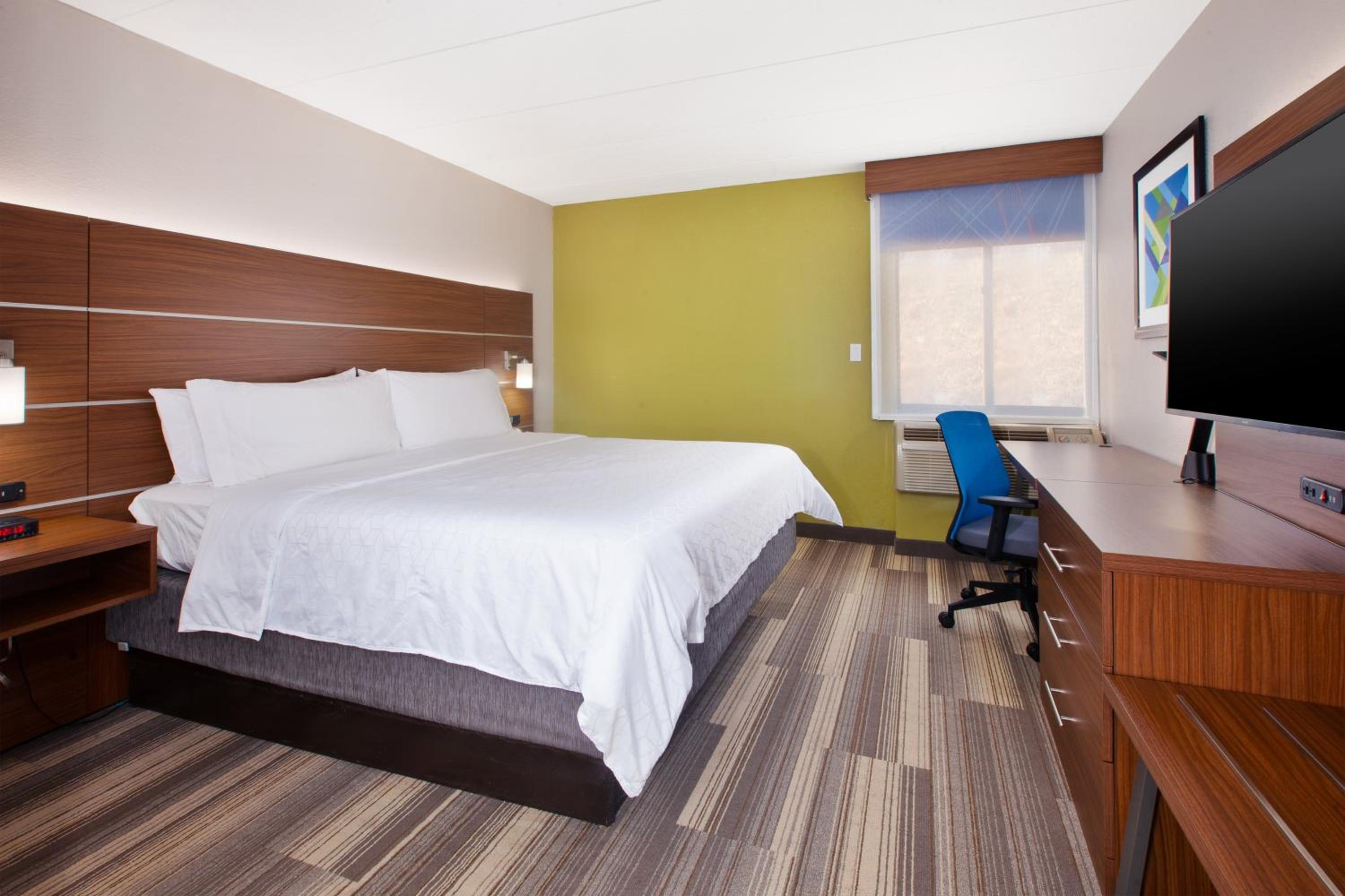 Standard King Room - Photo 7
