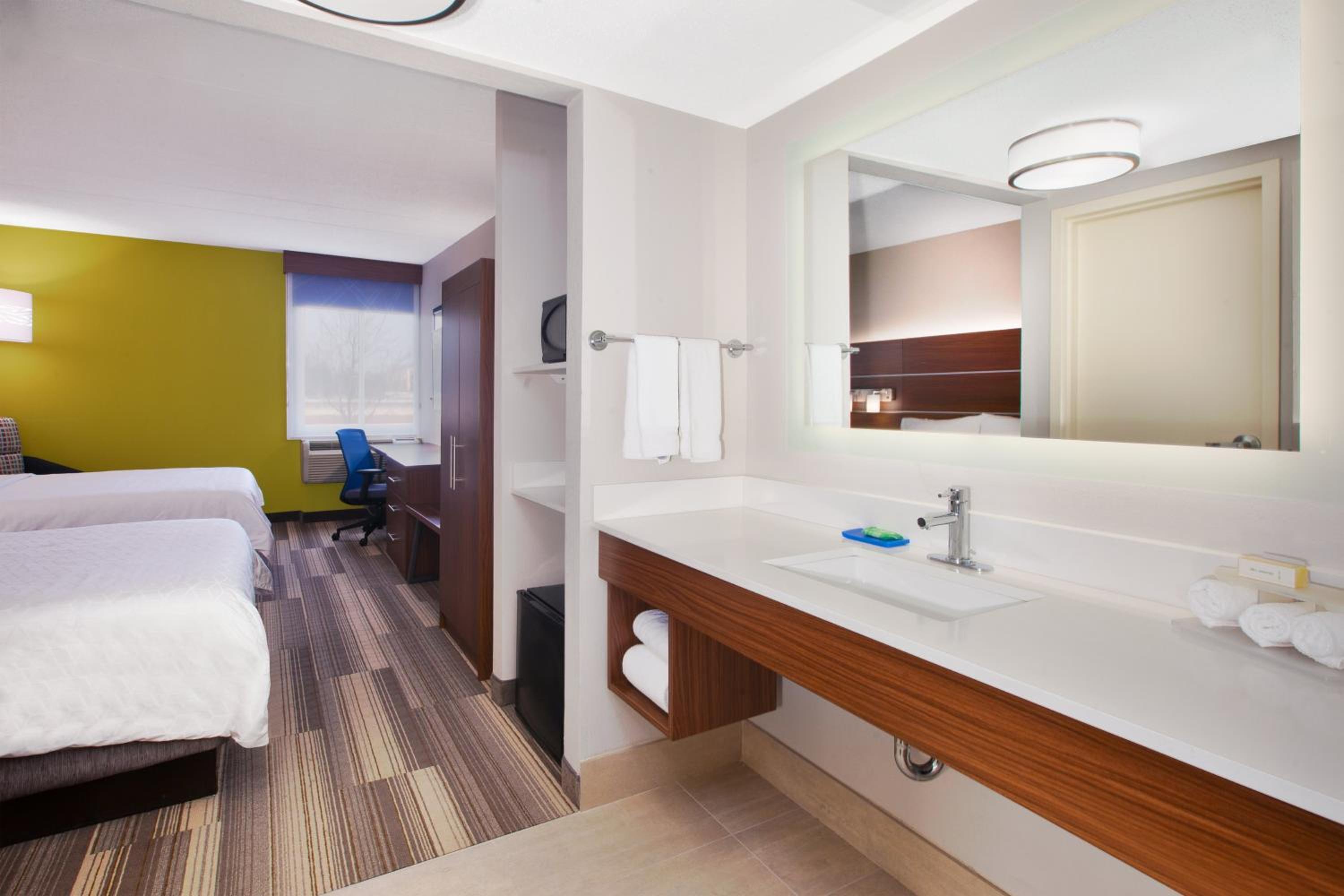 Standard Room with Two Queen Beds - Photo 3