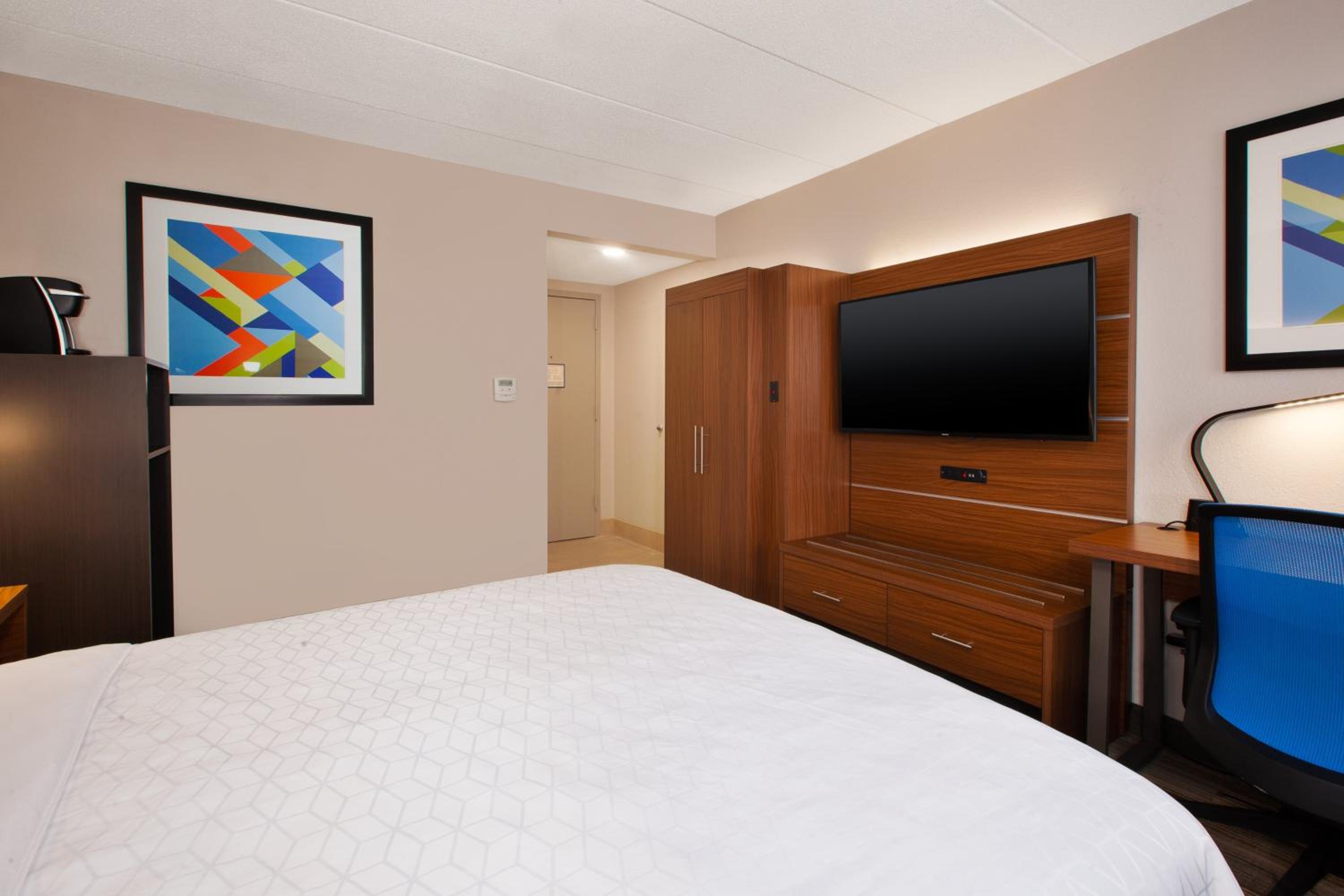 Standard King Room - Photo 9