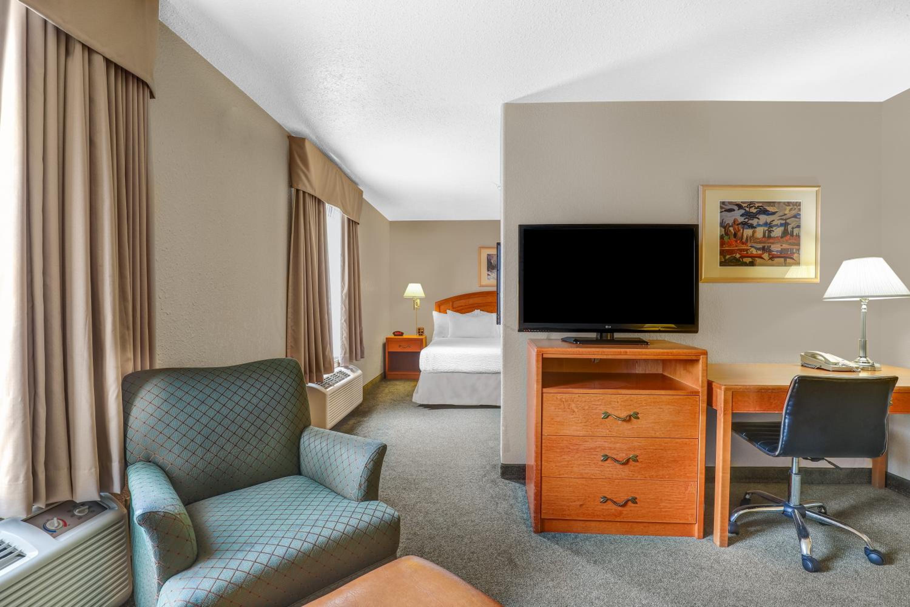 Deluxe King Room - Non-Smoking photo 3