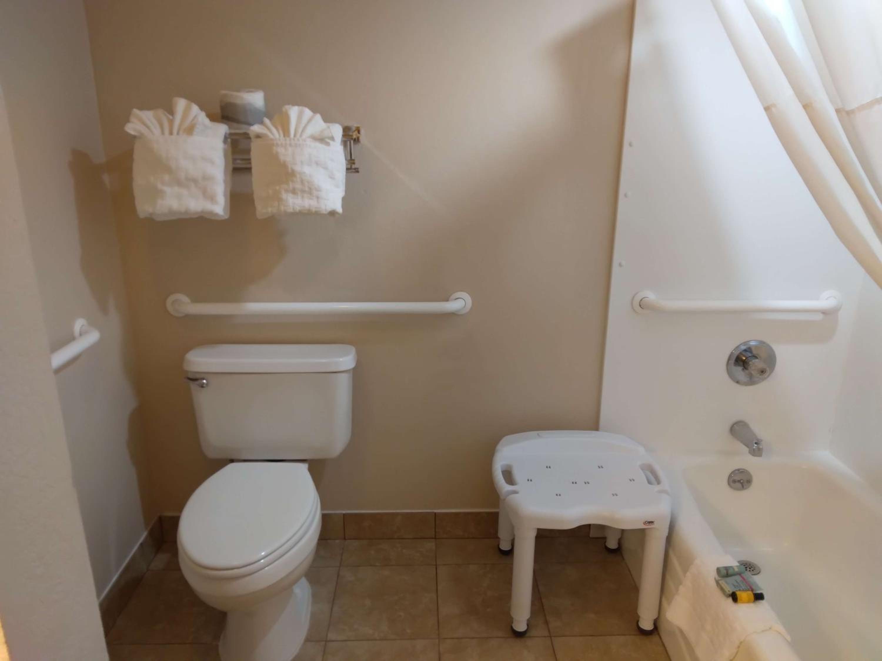 Large King Room with Bath Tub - Disability Access/Non-Smoking photo 2