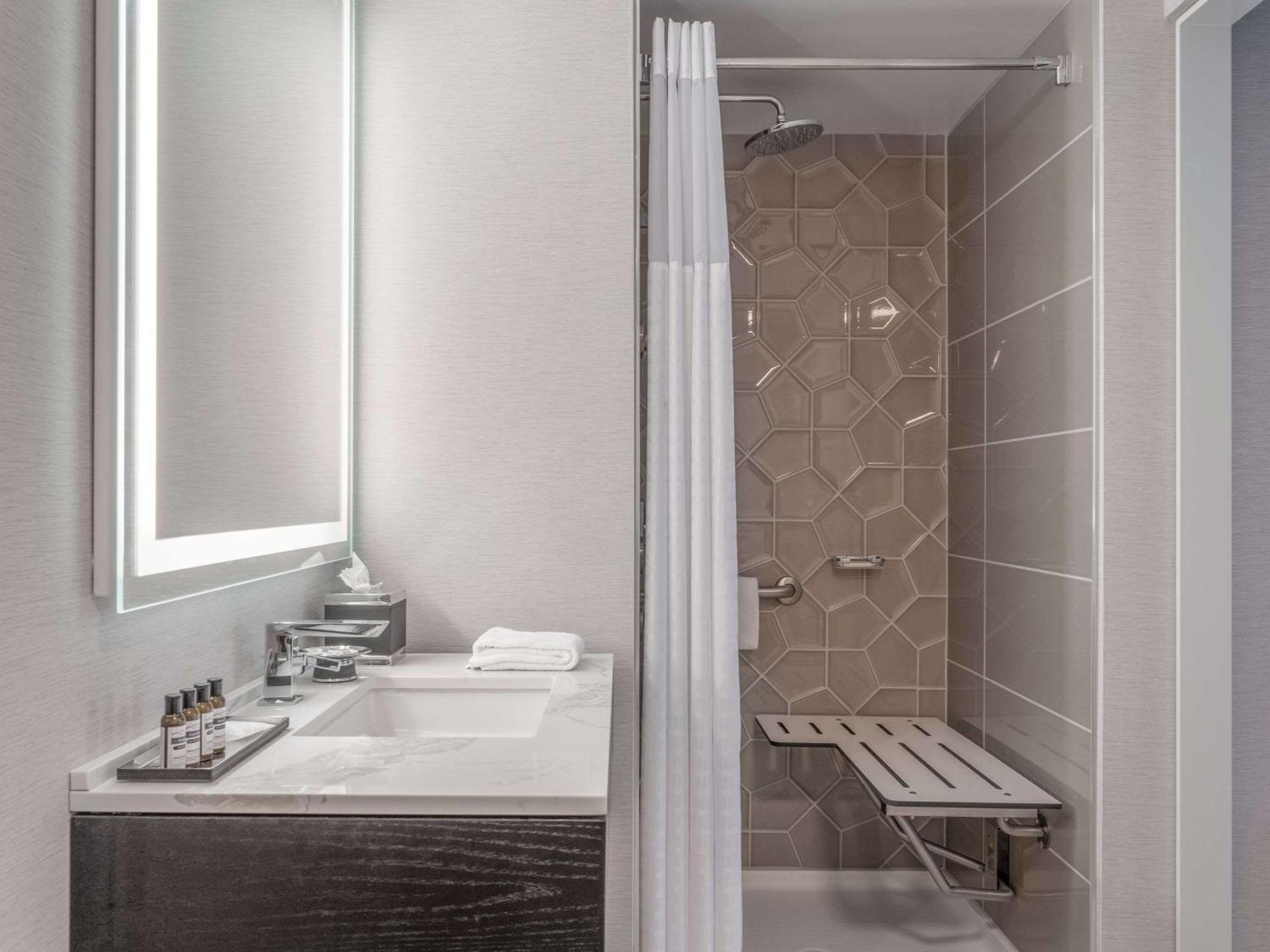 Queen Room with Accessible Shower - Disability Access - Photo 2