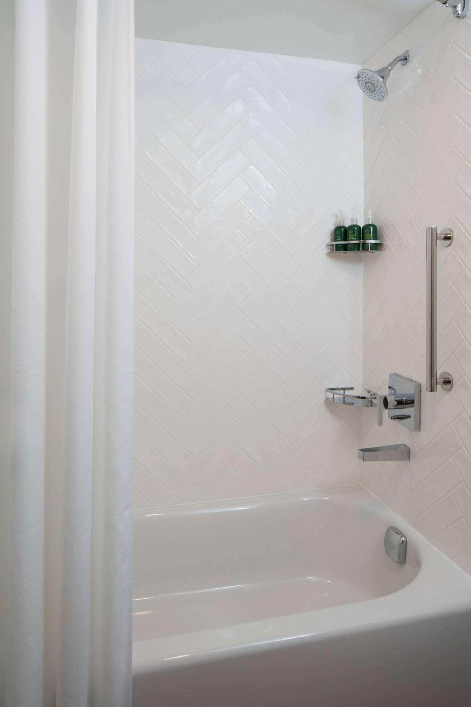 One Bedroom Suite Queen with Tub - Mobility/Hearing Accessible  - Photo 8