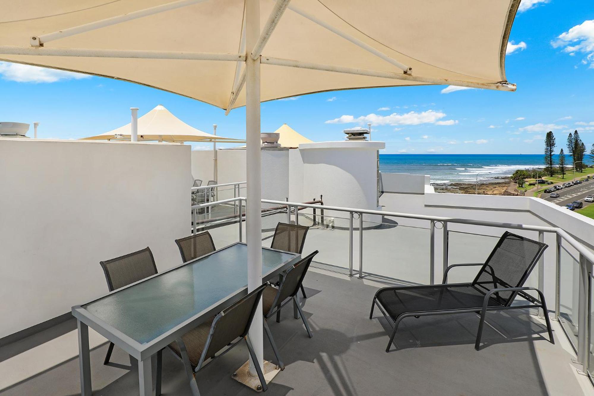 Superior Two Bedroom Ocean View Roof Top Apartment photo 3