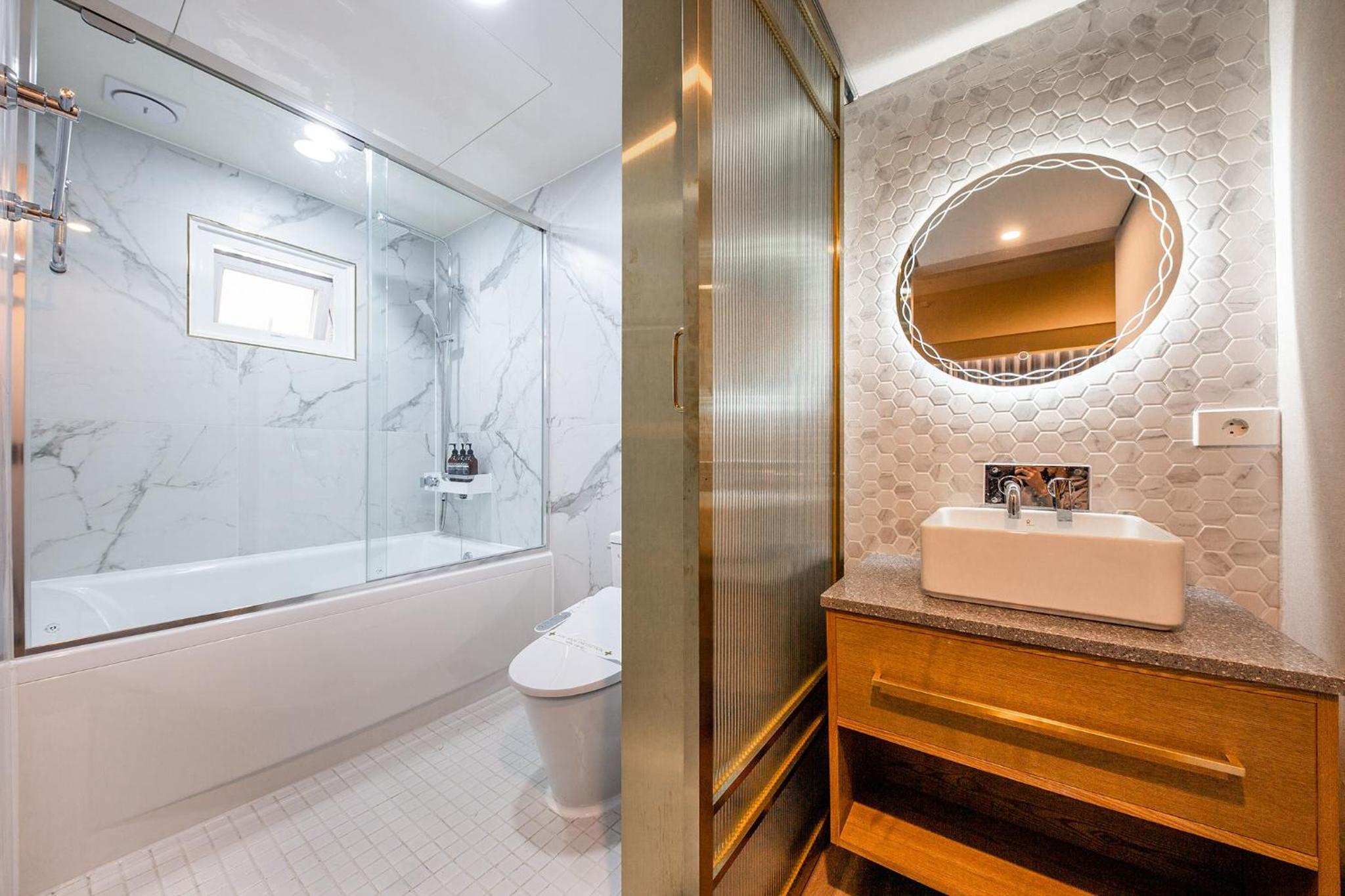 Deluxe Double Room with Bath - Photo 7
