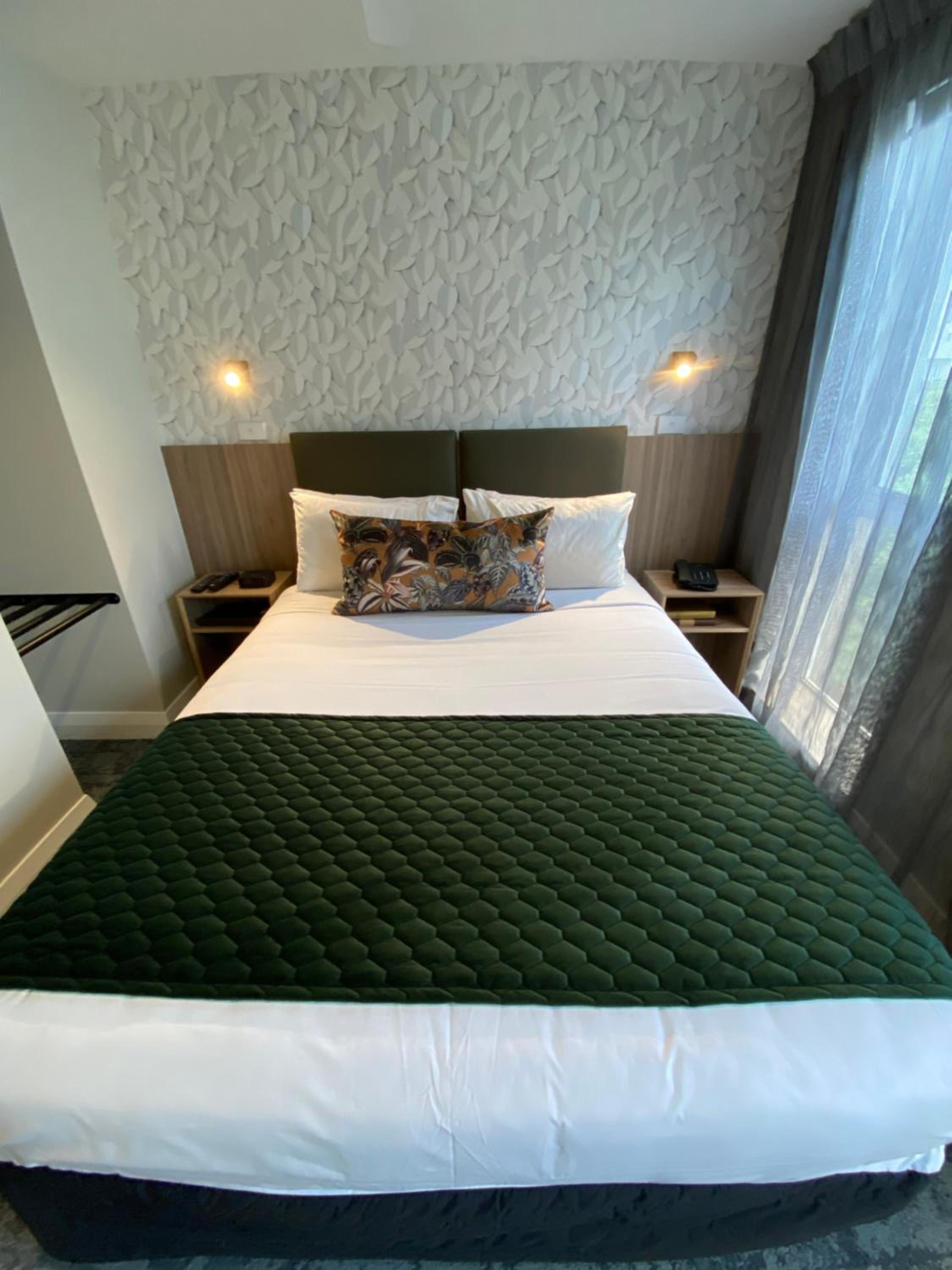 Deluxe Double Room - Photo 9