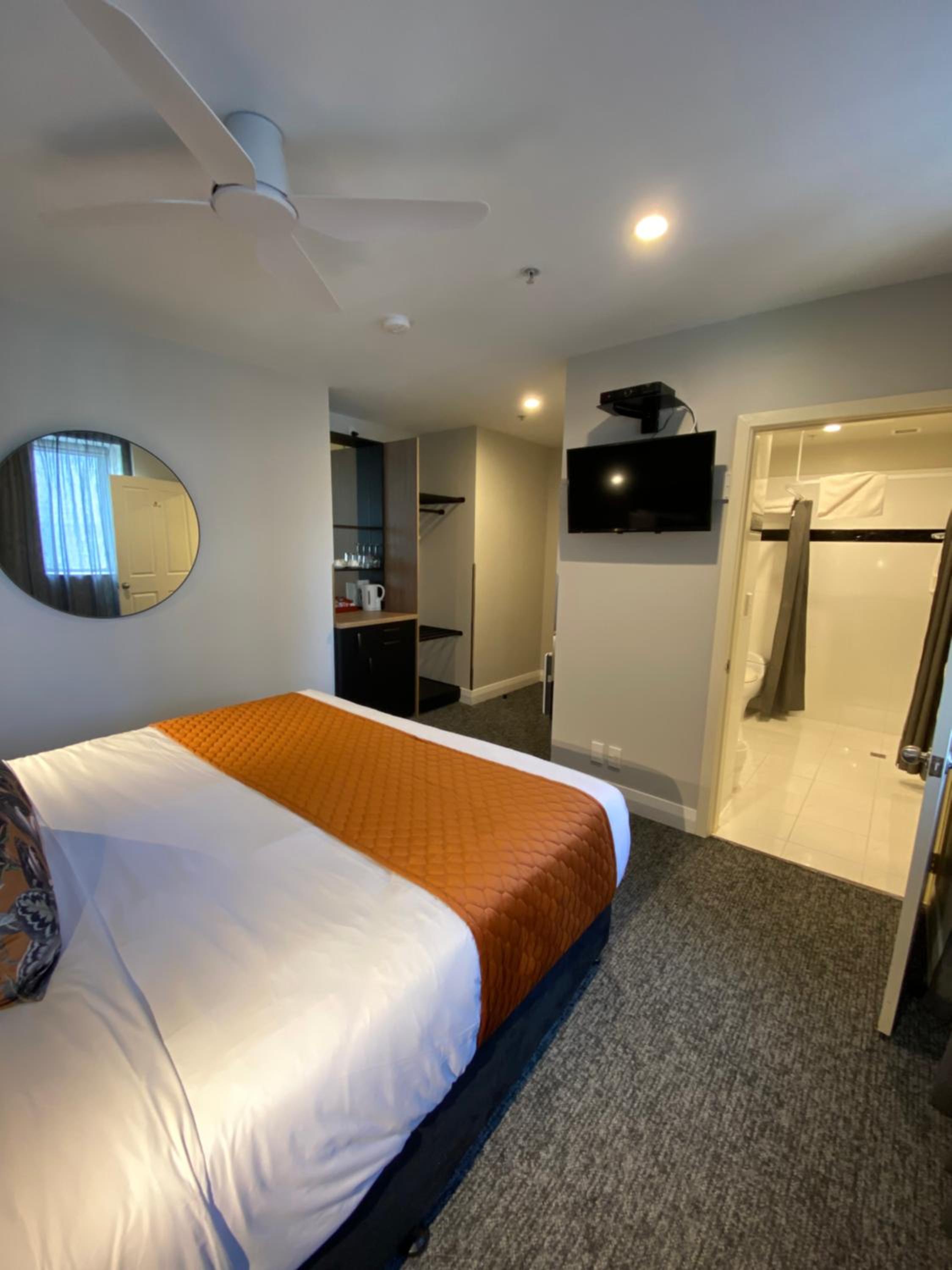 Deluxe Queen Room - Photo 12