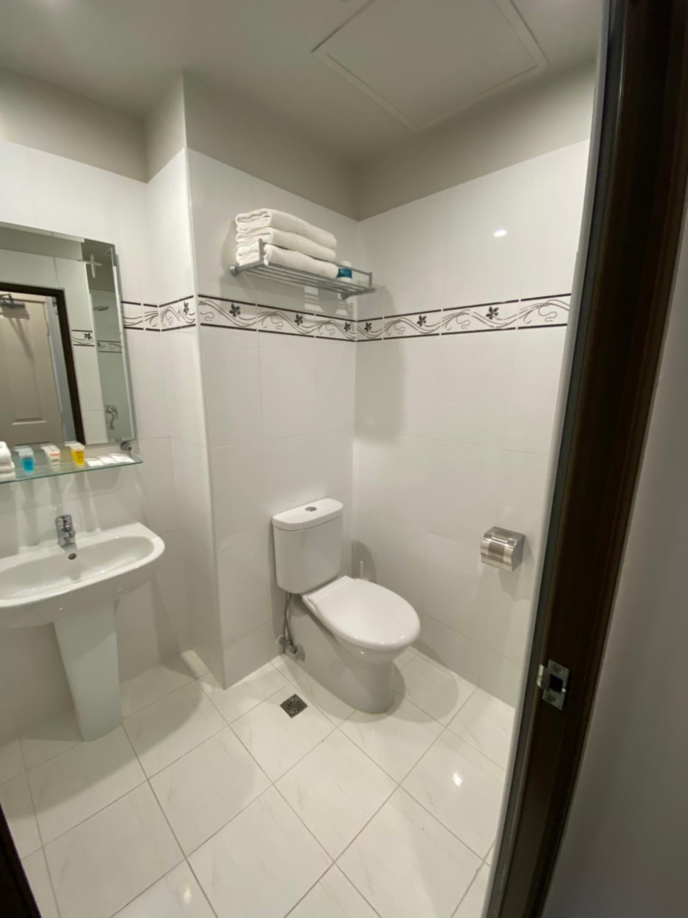 Deluxe King Room - Photo 6