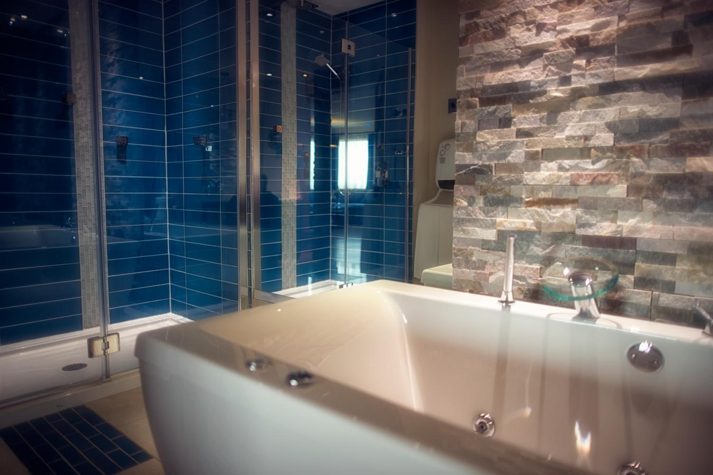 Suite with Spa Bath - Photo 3