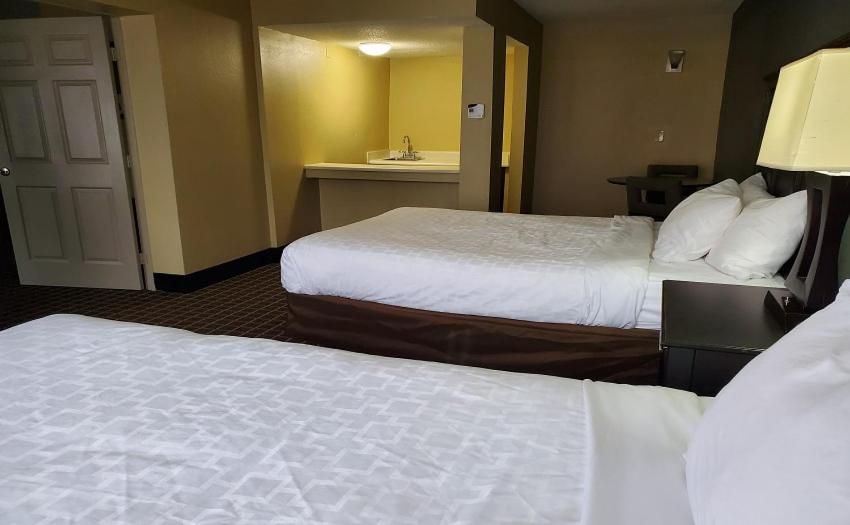 Queen Suite With Two Queen Beds - Non-Smoking - Photo 1
