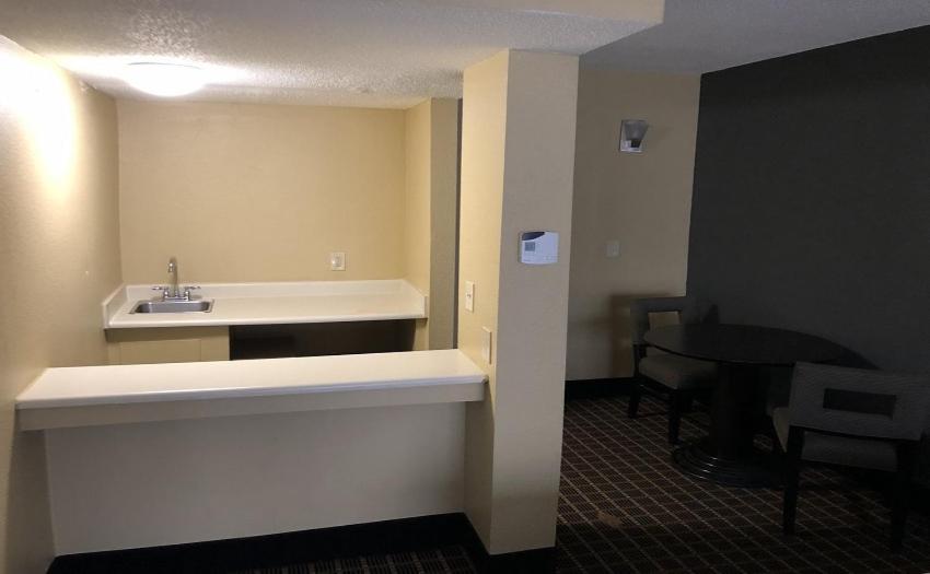 Queen Suite With Two Queen Beds - Non-Smoking - Photo 2