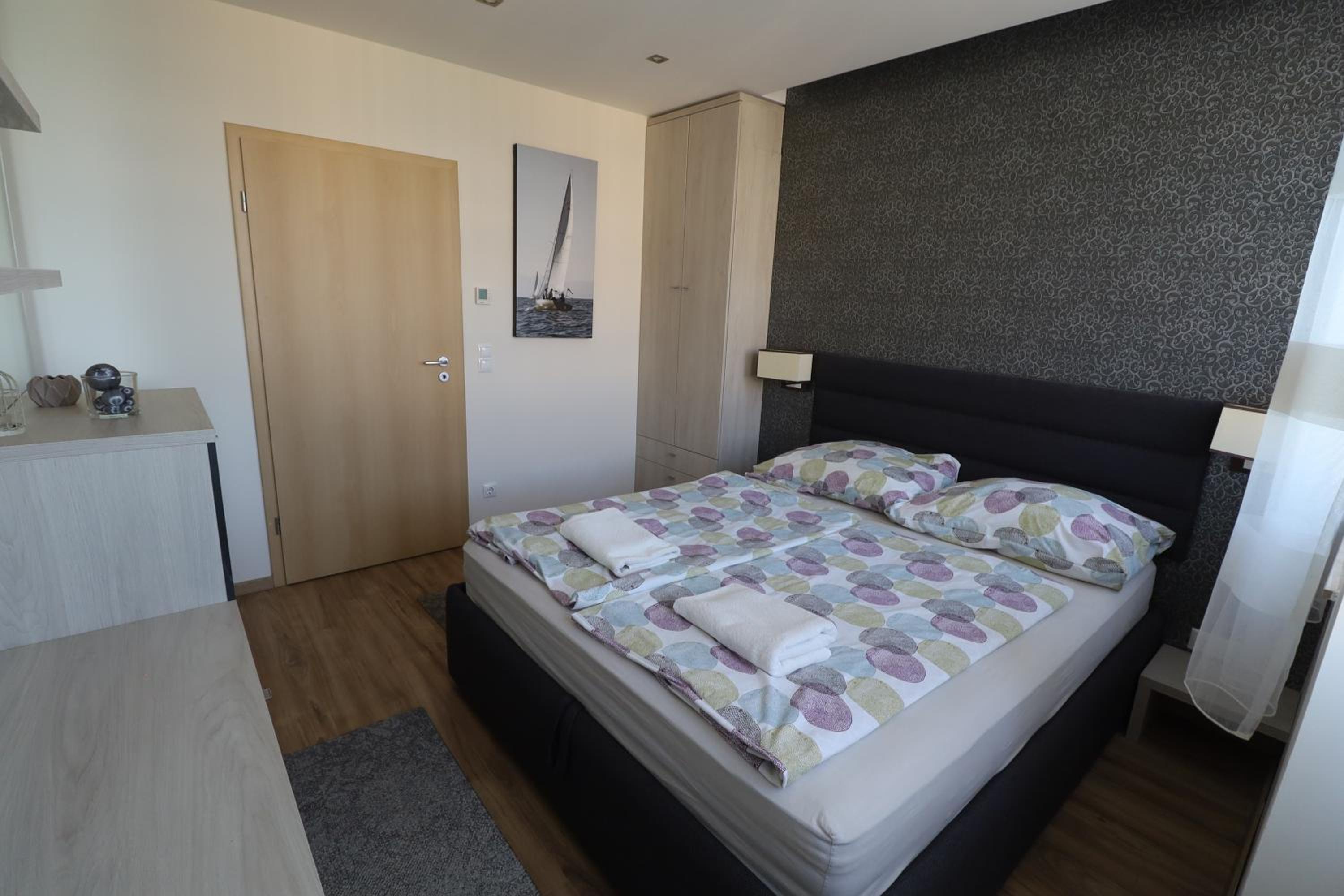 Deluxe One-Bedroom Apartment - Photo 4