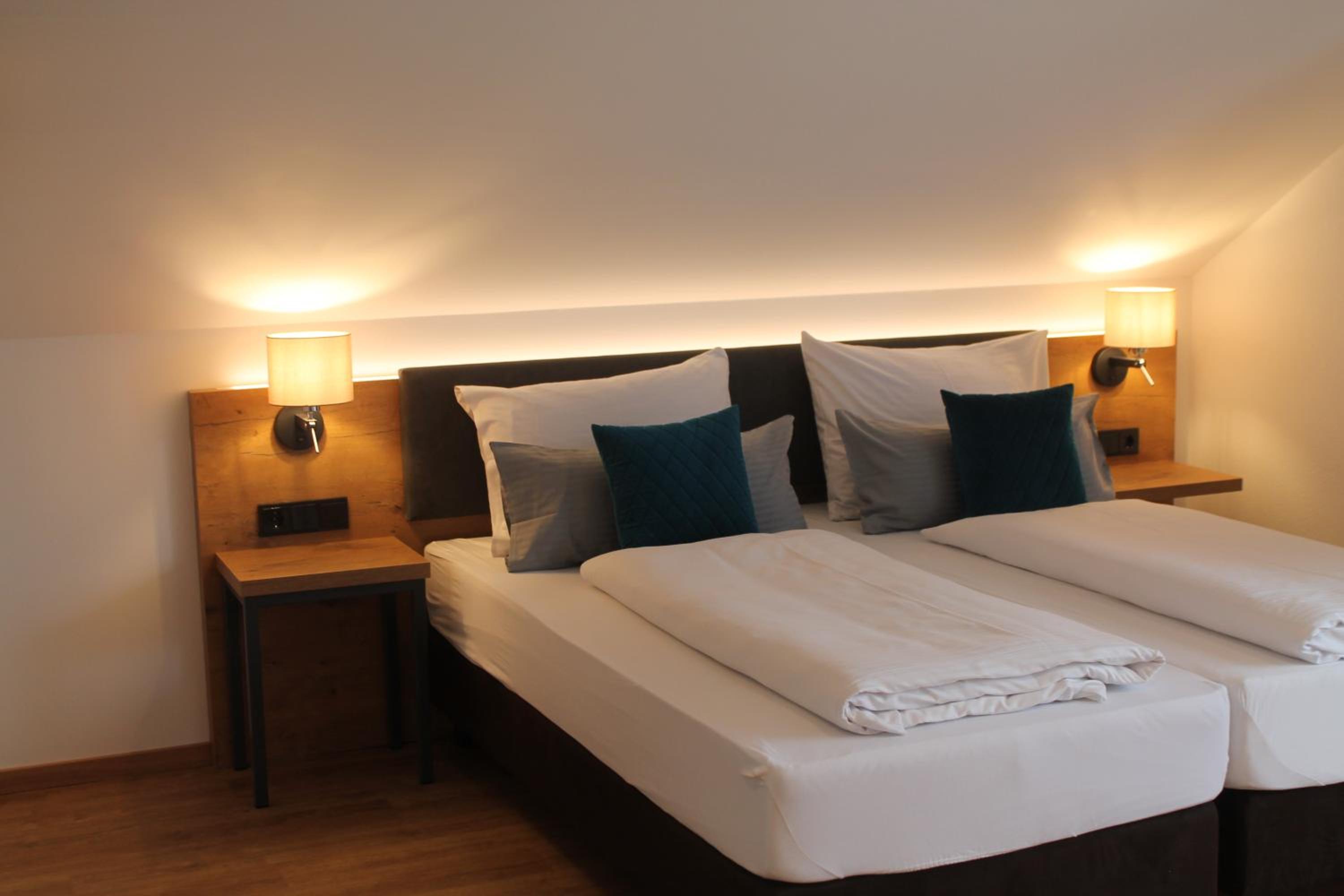Double Room with Balcony - Photo 12