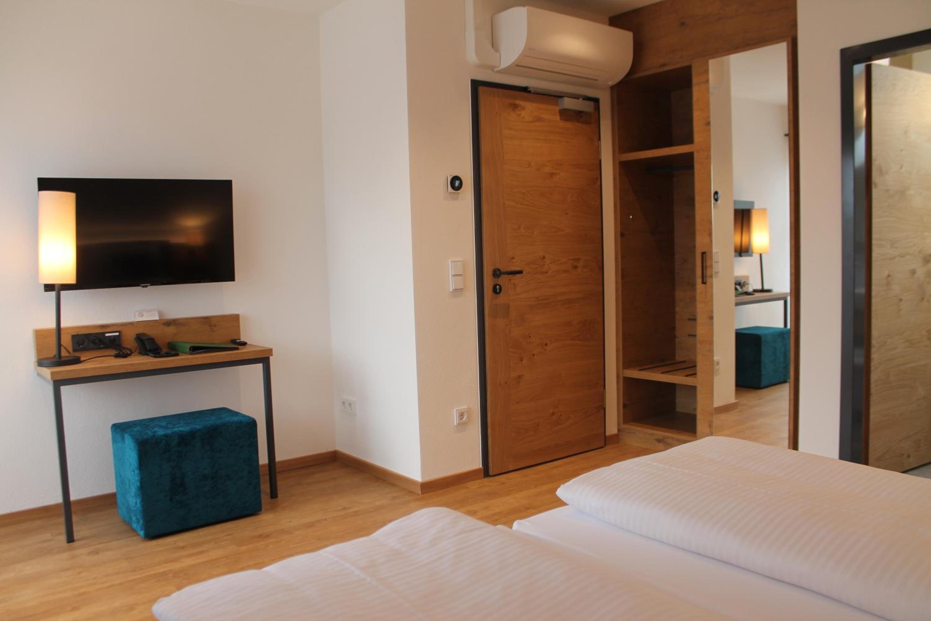 Double Room with Balcony - Photo 10