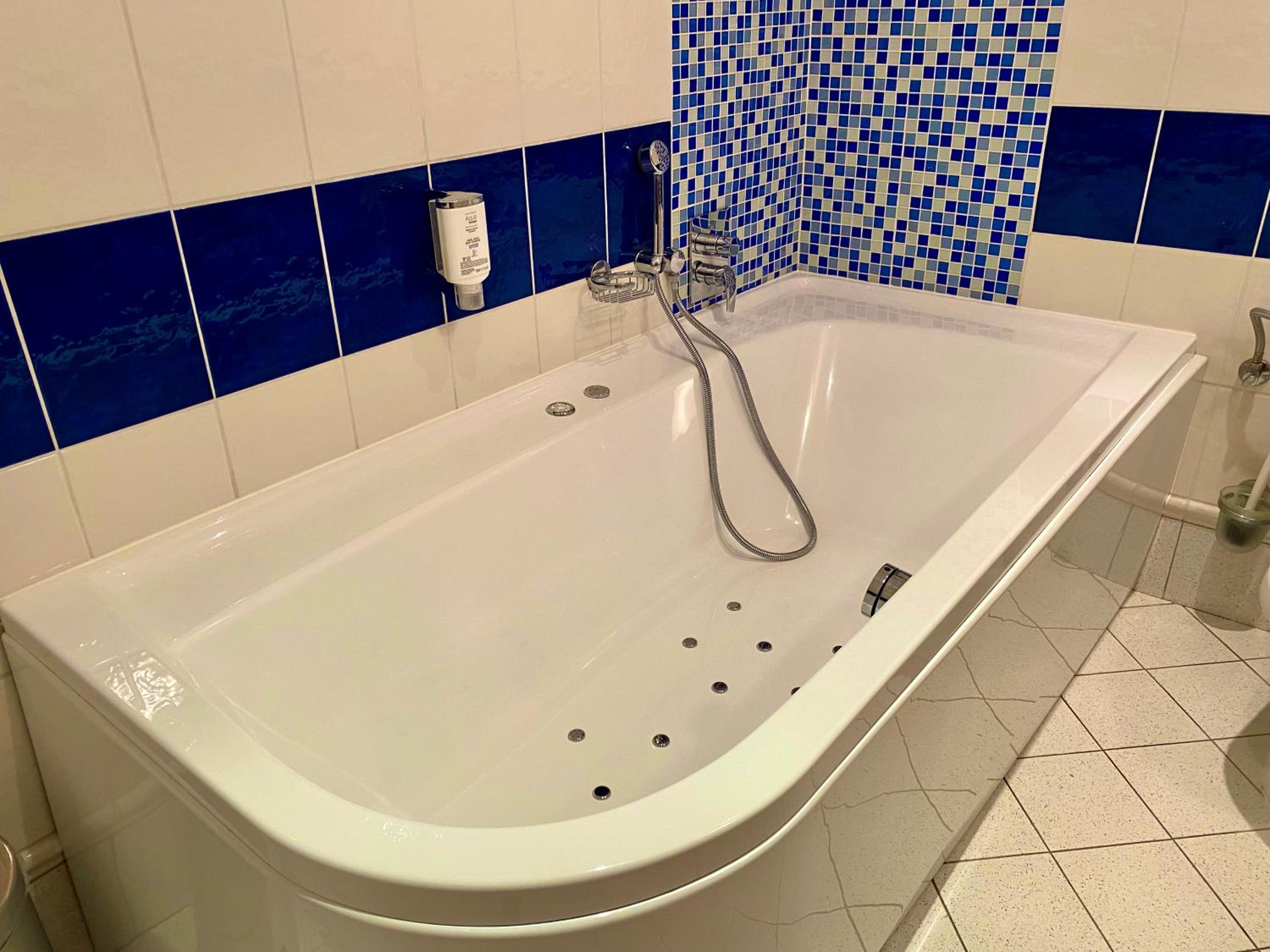 King Room with Whirlpool - Photo 2