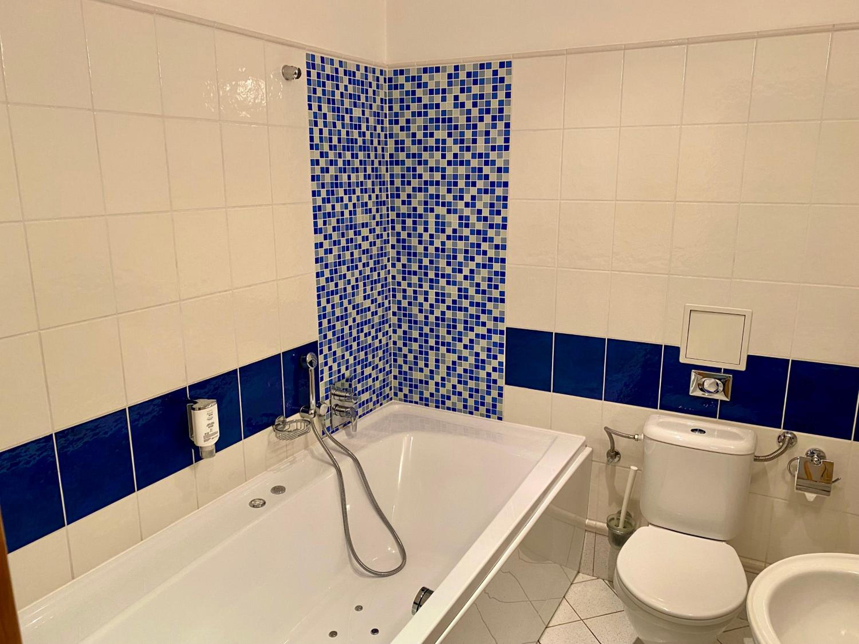 King Room with Whirlpool - Photo 3