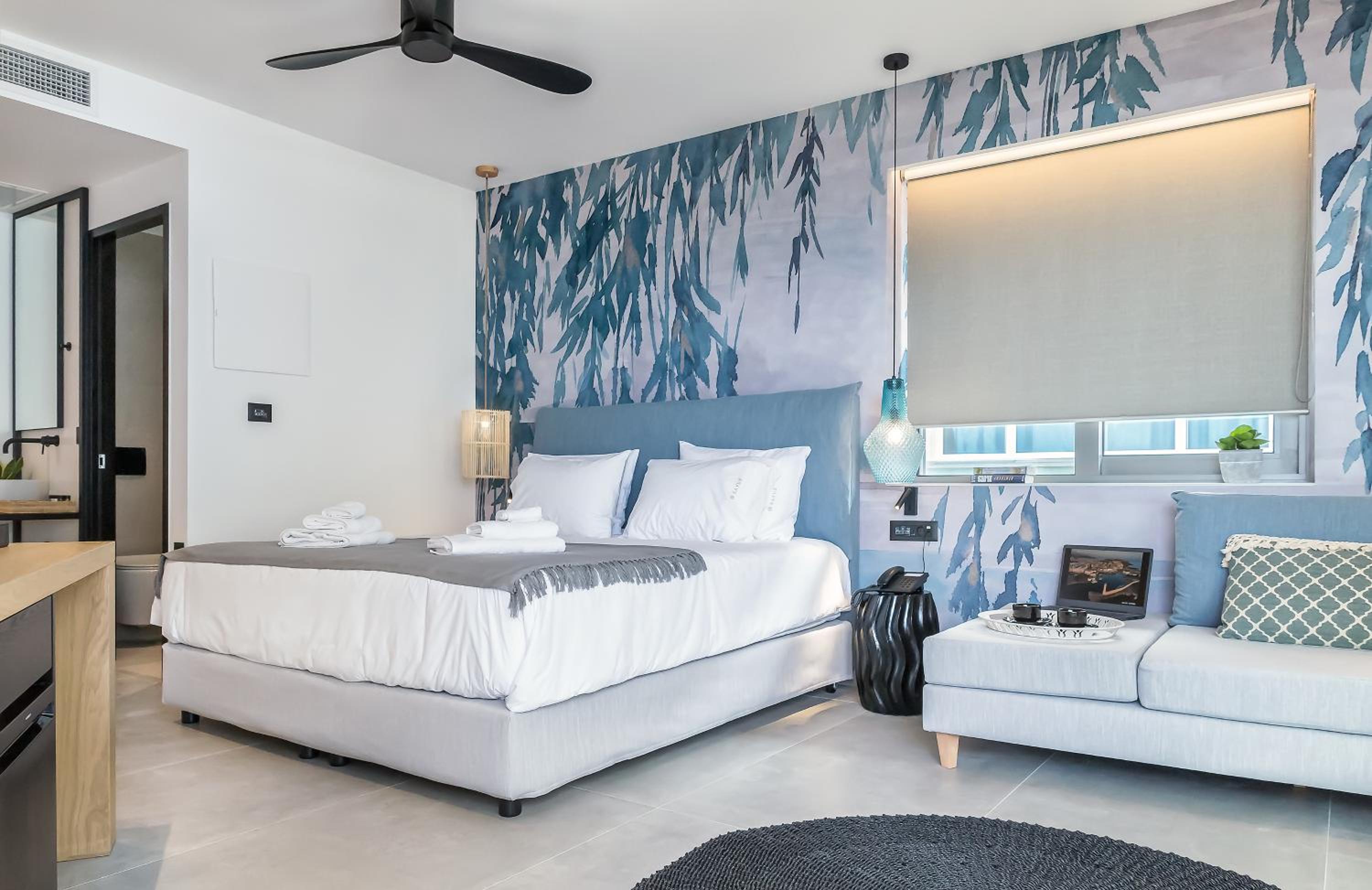 Deluxe Double Room with Side Sea View