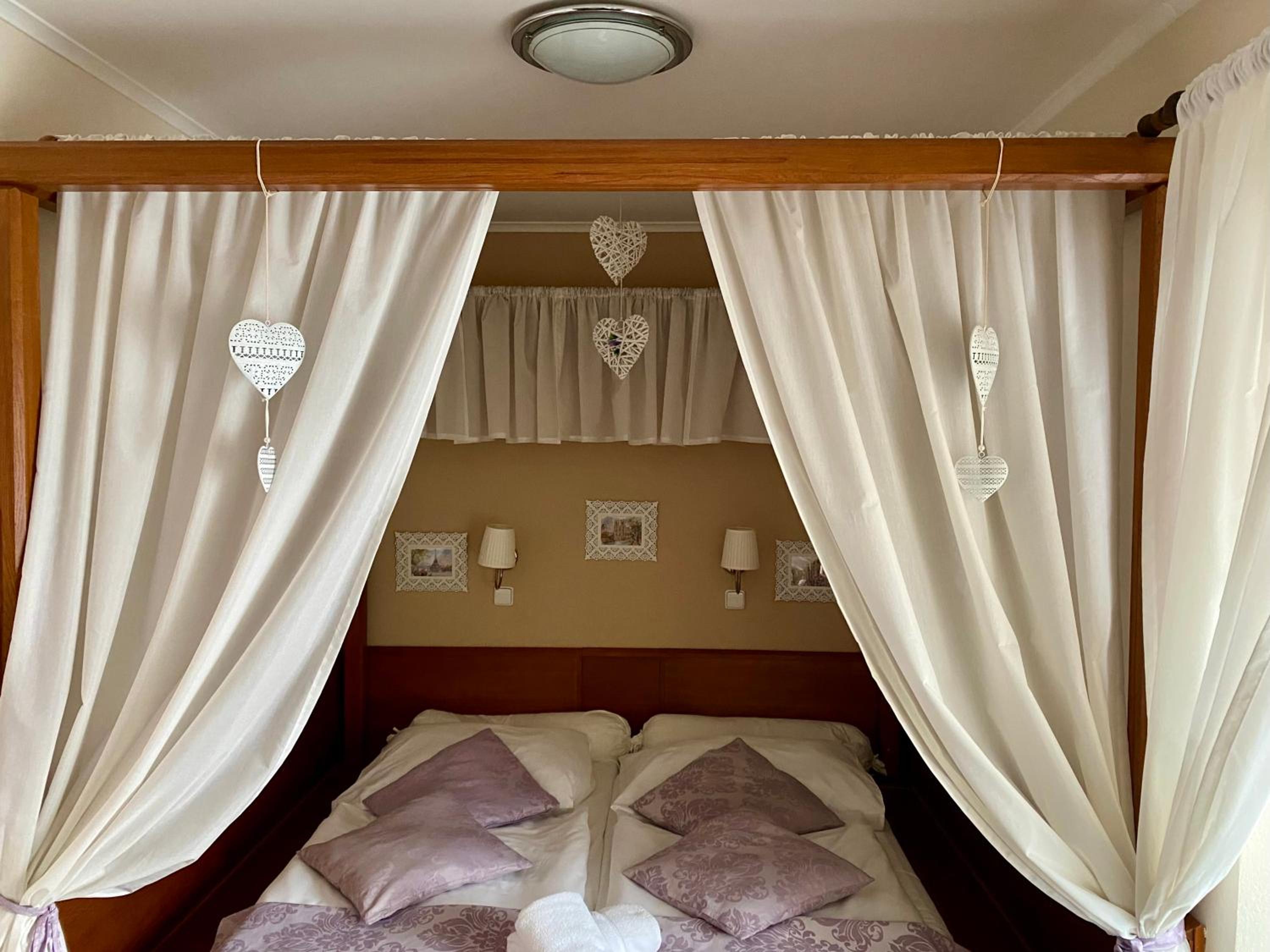 King Room with Whirlpool - Photo 15