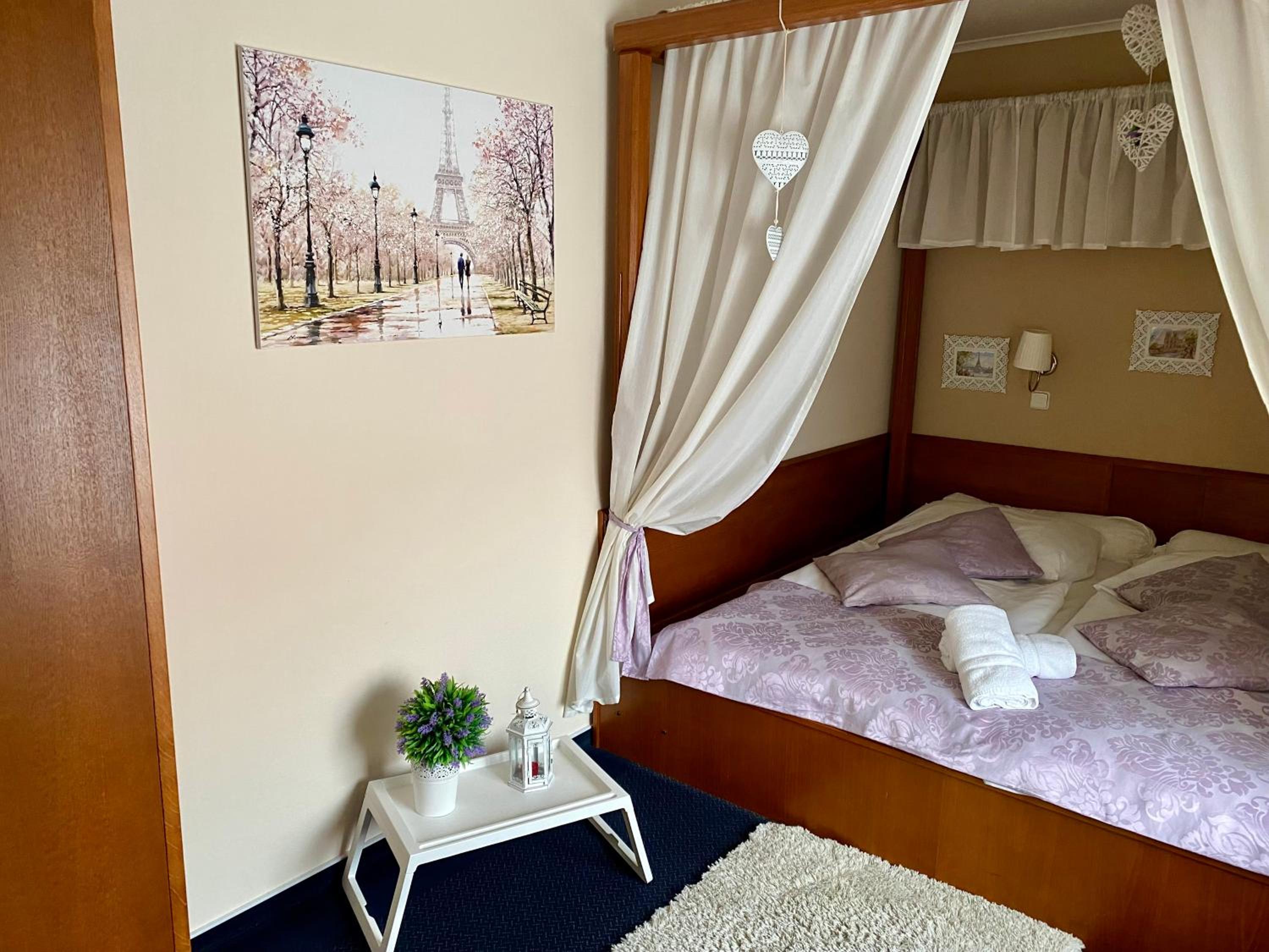 King Room with Whirlpool - Photo 4
