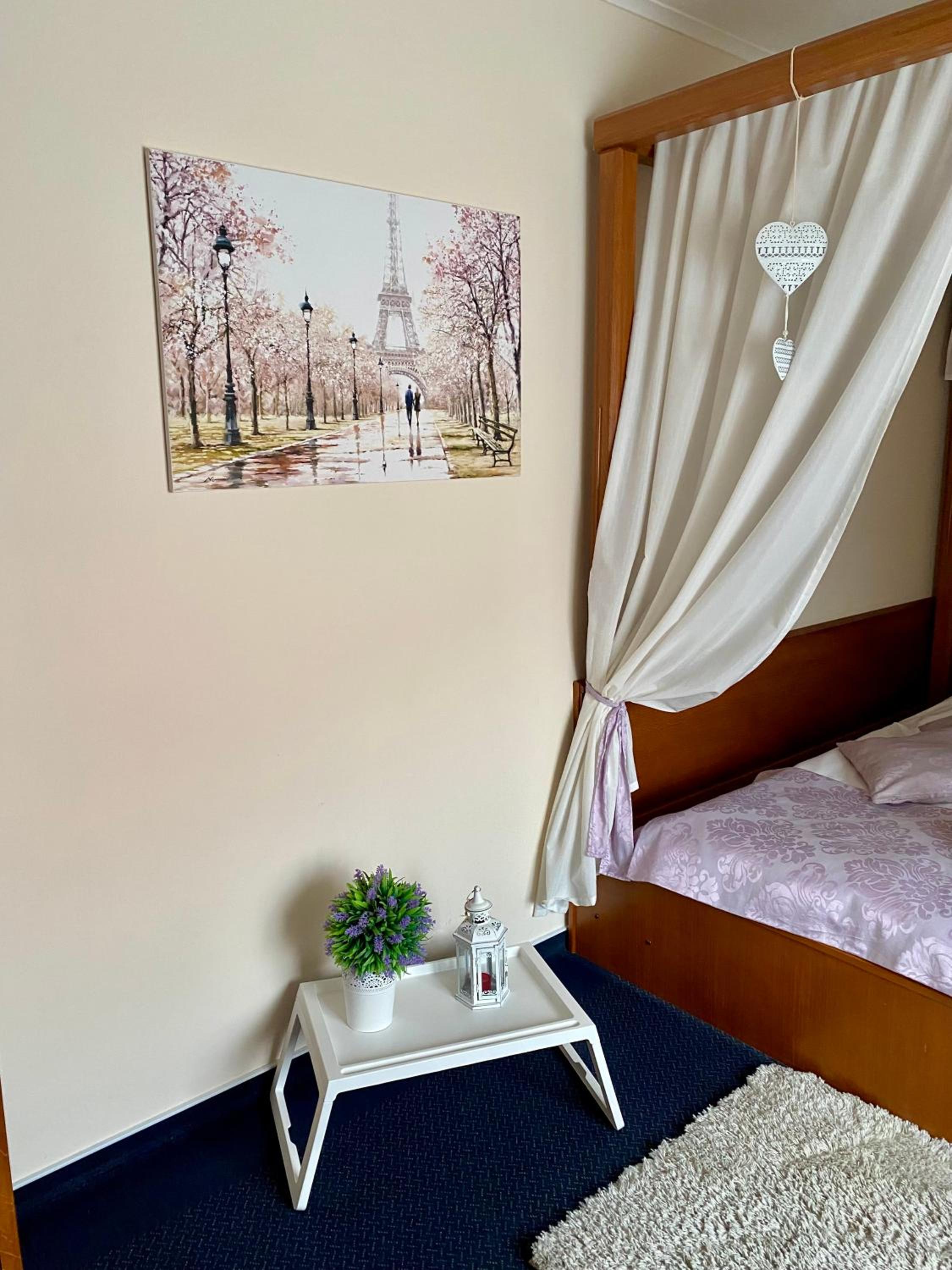 King Room with Whirlpool - Photo 16